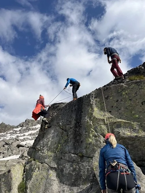menschen beim hochtourenkurs