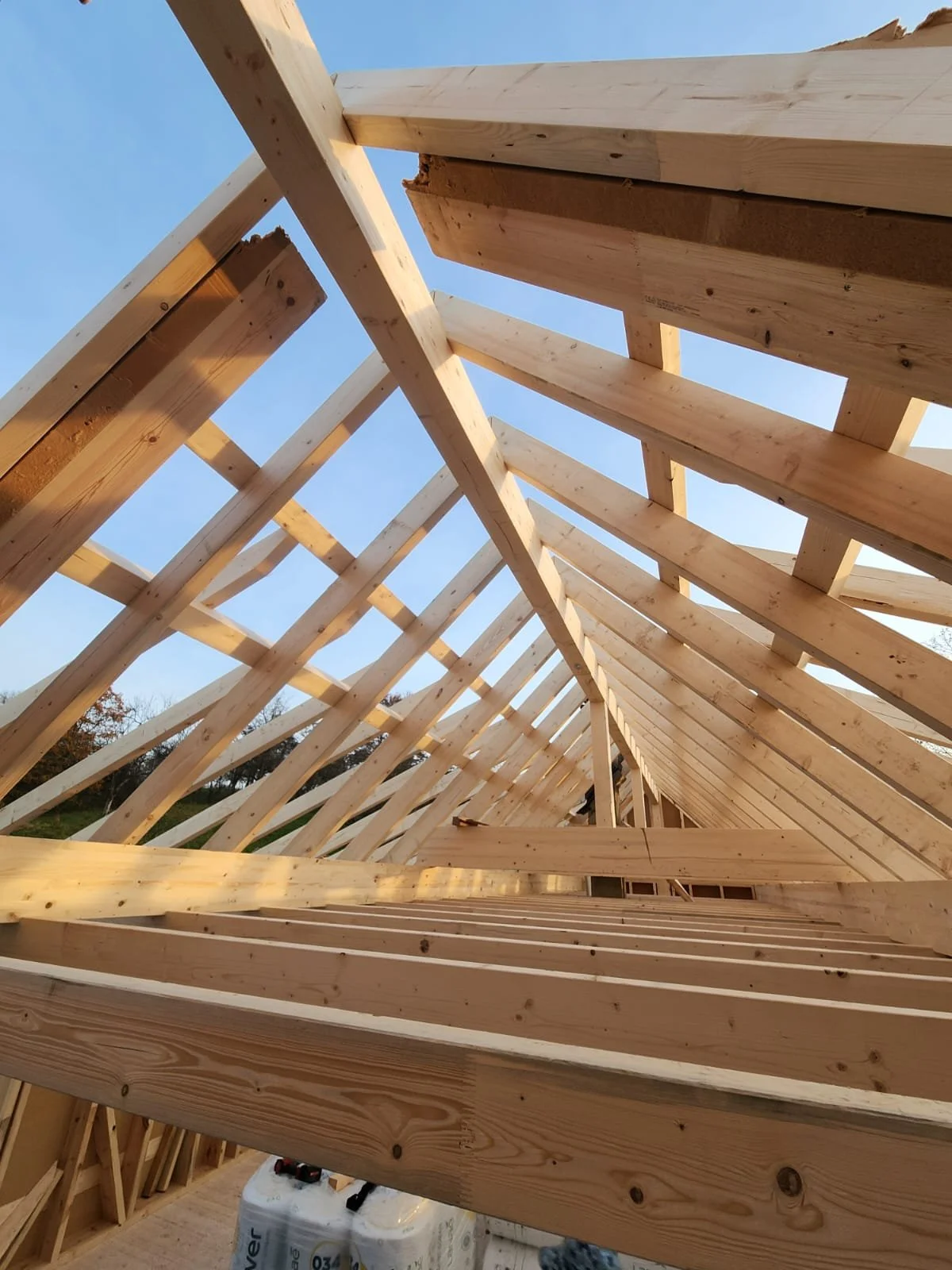 Zimmermannsarbeit. Dachstuhl neu gebaut und komplett saniert. 