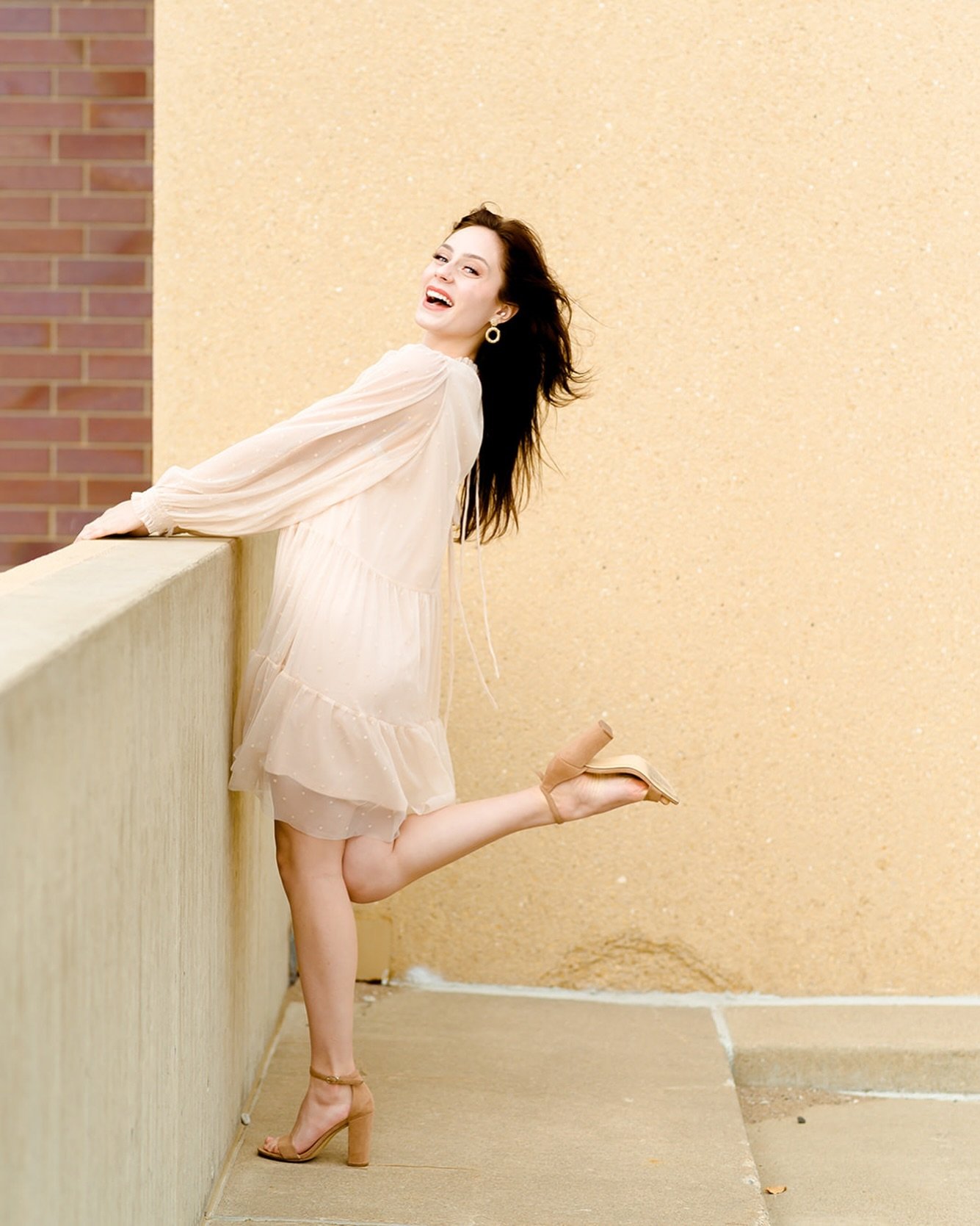 Girls just wanna have fun. 😍 Your portraits shouldn&rsquo;t feel stale and forced &mdash; they should be vibrant, authentic to YOU, and full of personality! 

If you&rsquo;re looking for new portraits as a senior, for branding/headshots, dating prof