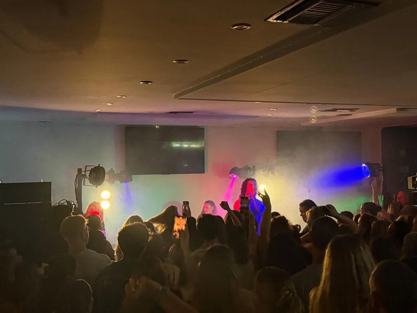 Hot and Sweaty with @keliholiday at @finnians_tavern early this year 🤘💪