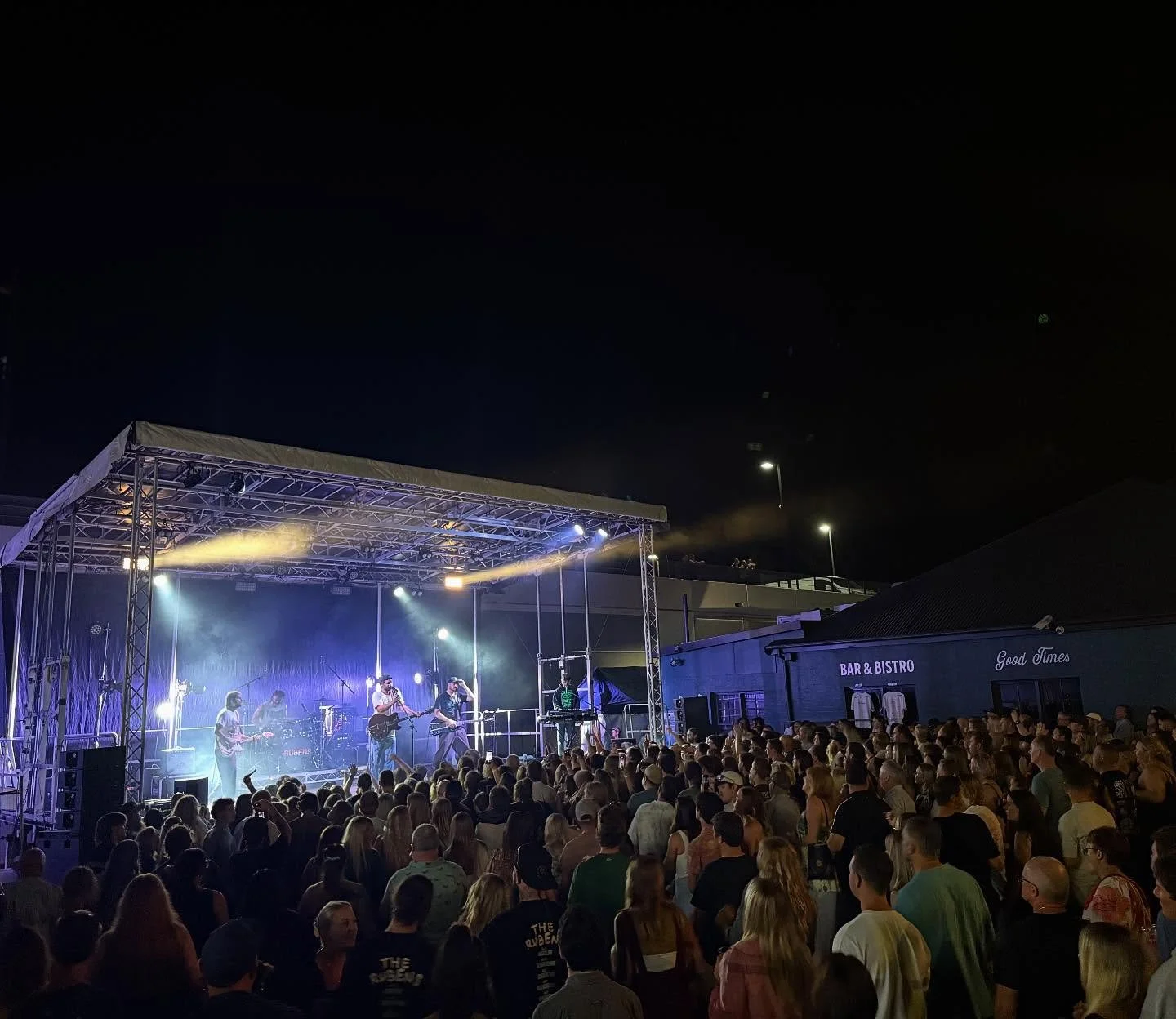 Killer show with @therubens at @finnians_tavern on Sunday. @rollinproductionservices proving audio and lighting. @assoundsolutions with their 10m trailer stage 🤘 @lightmaster11 bringing the looks! 💡