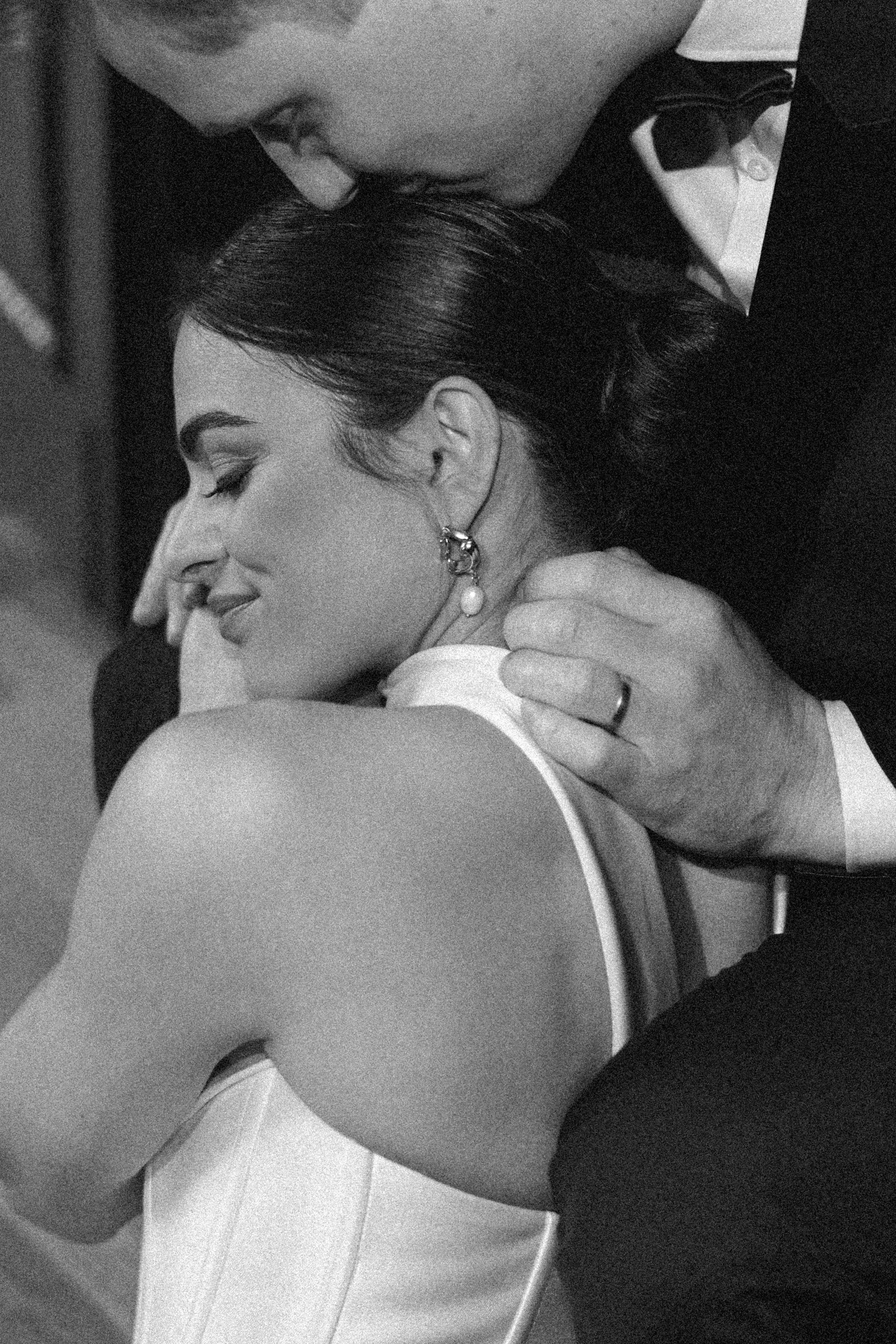 High-end city wedding in Berlin with stylish guests, architectural setting and editorial wedding photography by Jenni Biddle.