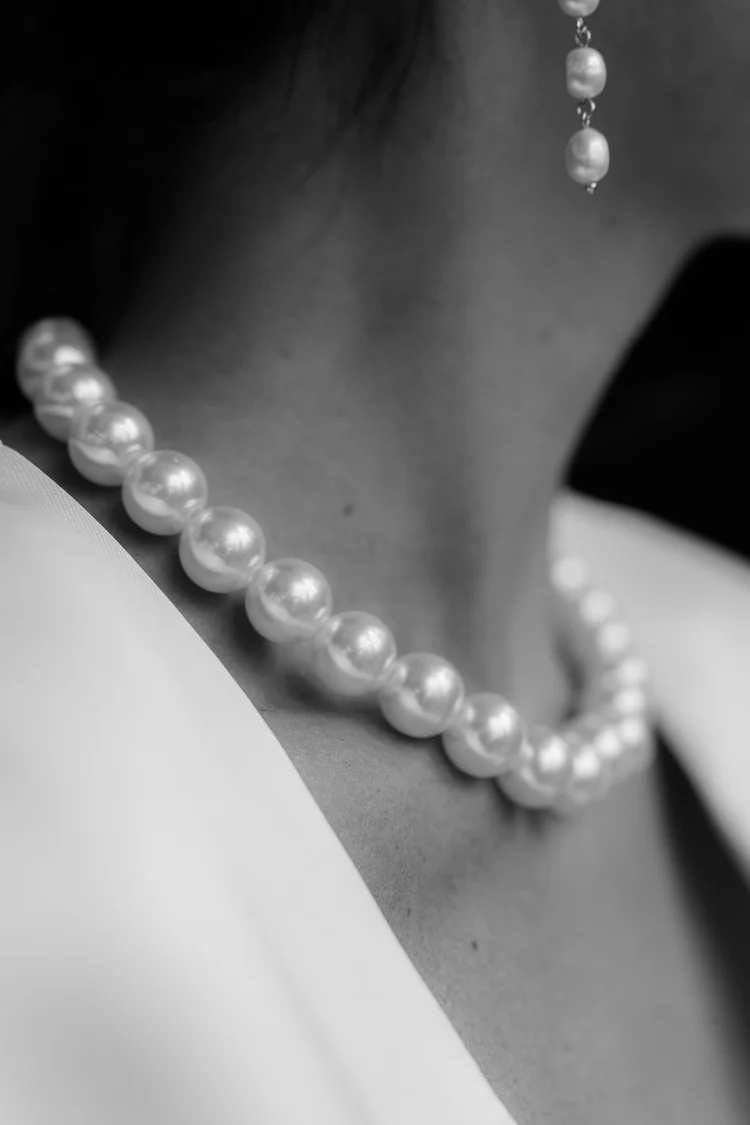 Pearl necklace and earrings, black and white