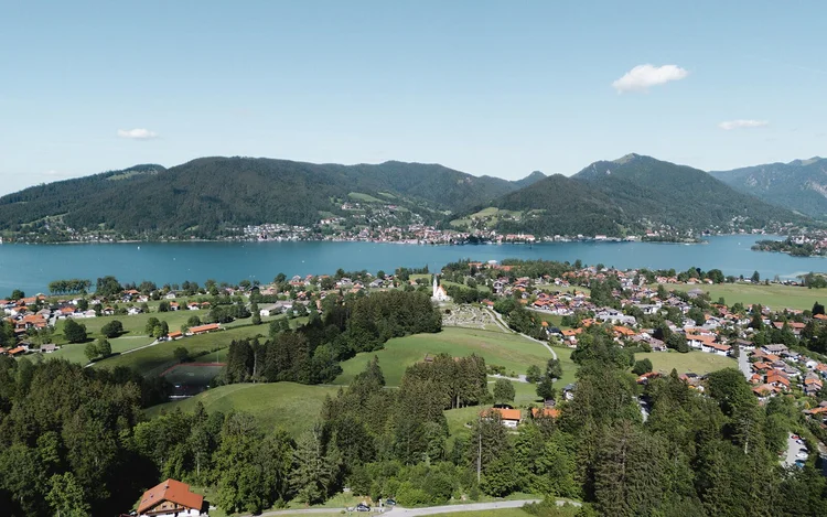 Blick über den Tegernsee und die umliegenden bayerischen Berge