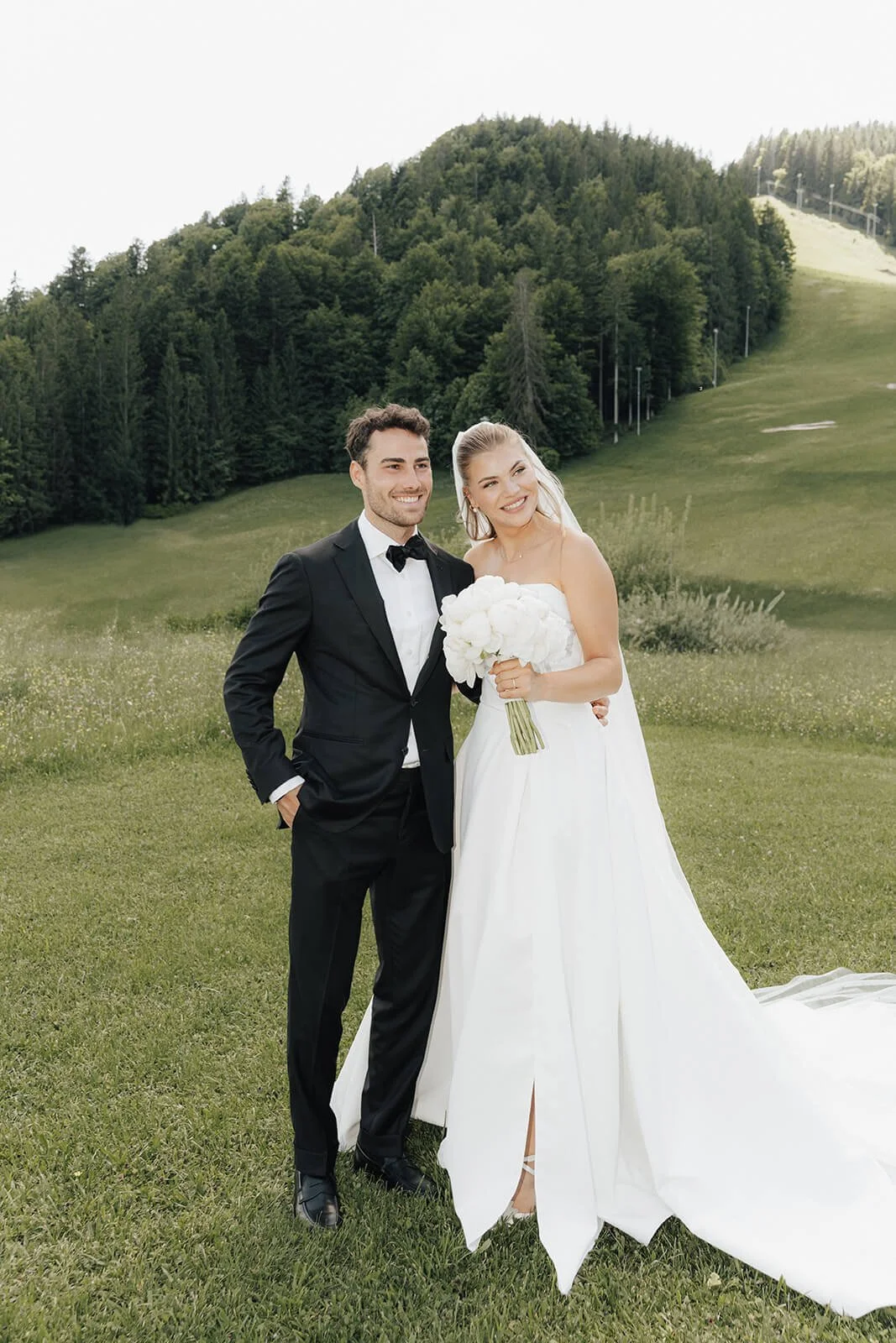 Sophie und Christopher nach ihrer freien Trauung vor den grünen Hügeln am Tegernsee