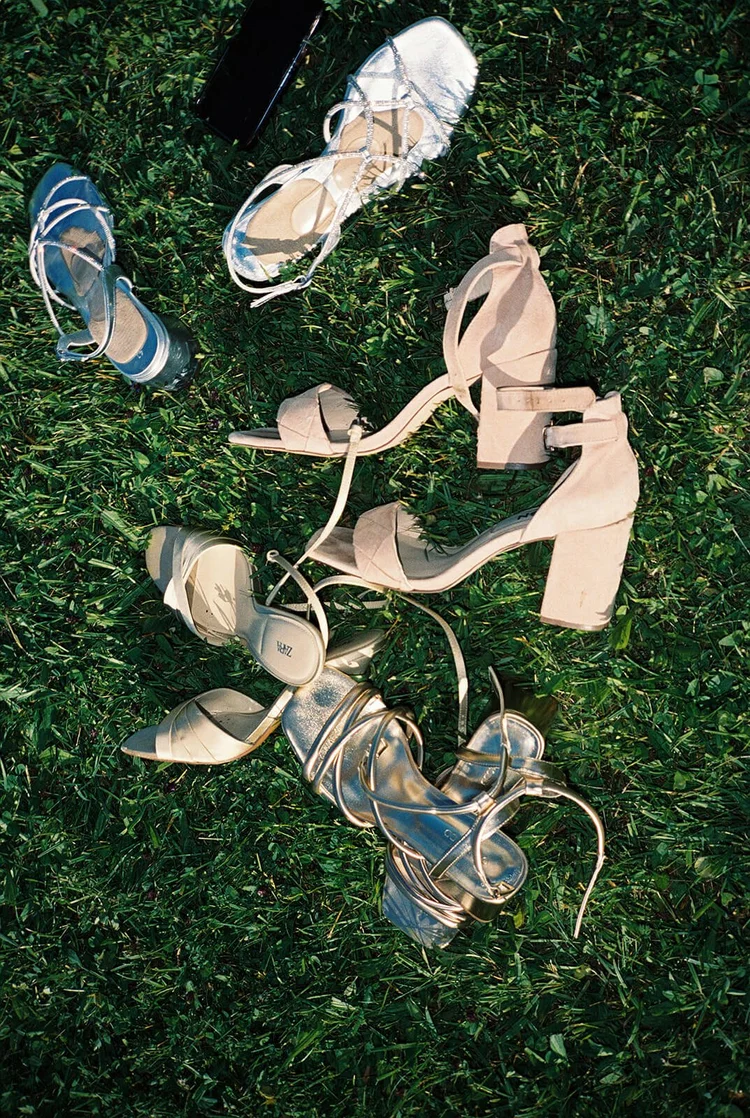 Brautschuhe und Accessoires im Gras bei einer Hochzeit am Tegernsee