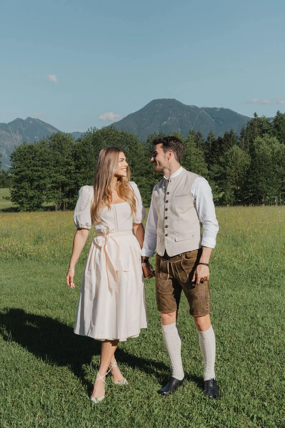 Brautpaar in Tracht beim Grillabend am Vorabend der Hochzeit am Tegernsee