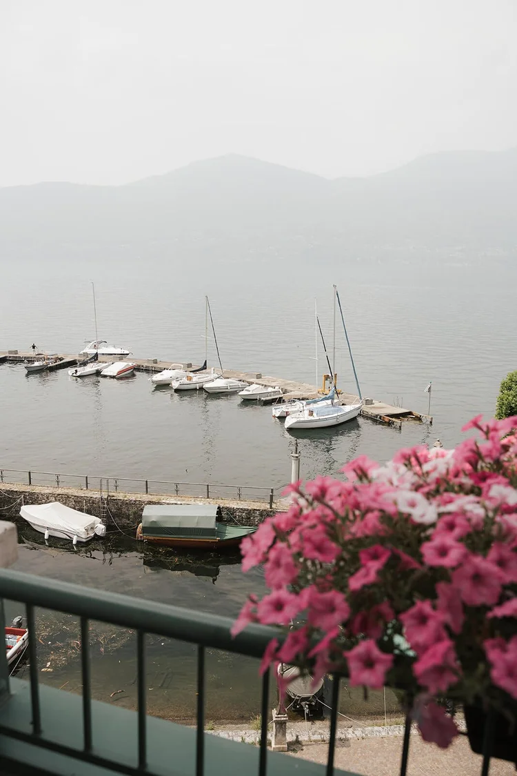 Blick über den Hafen am Lago Maggiore am Hochzeitswochenende