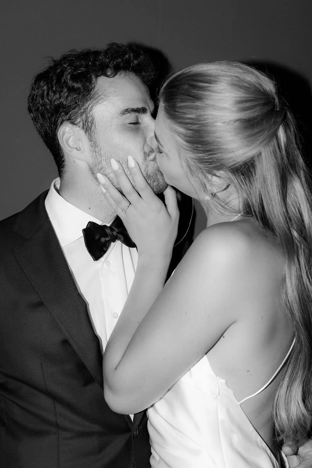 Close kiss, black and white