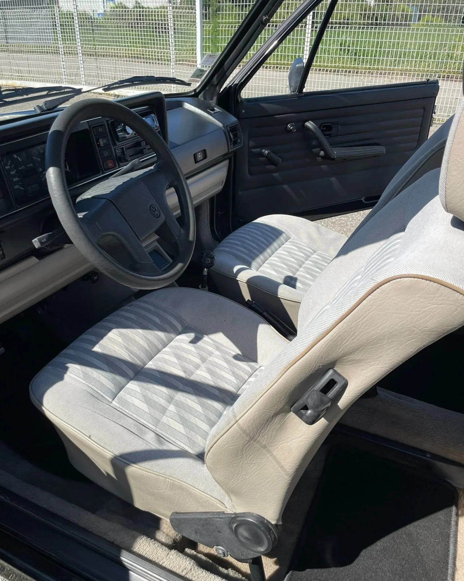 Intérieur d'une voiture Volkswagen vintage, vue du siège conducteur et du tableau de bord.