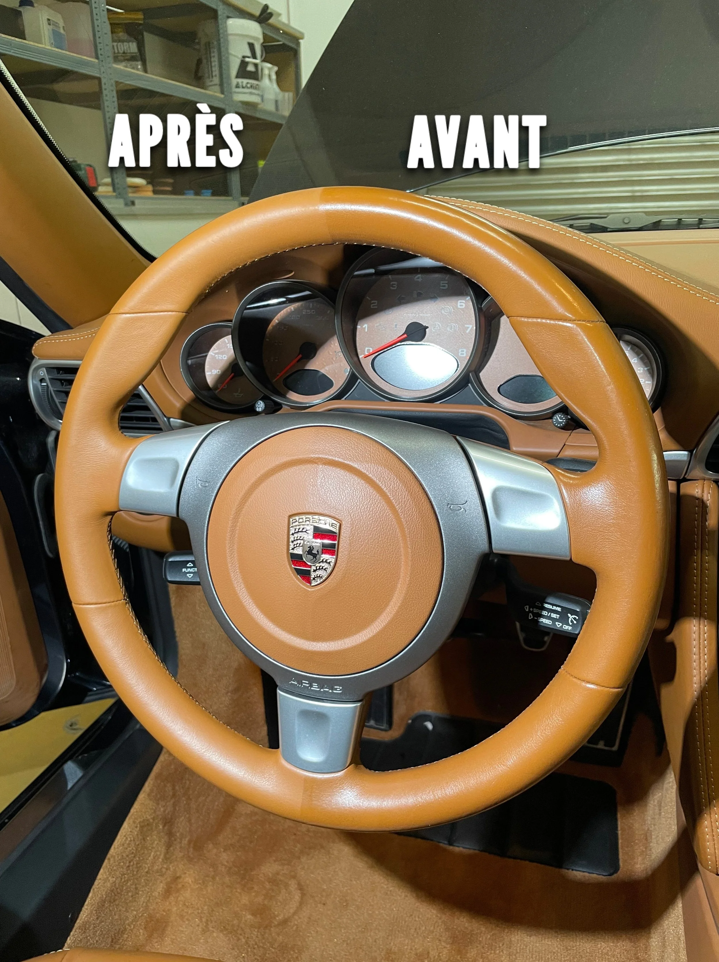 Tableau de bord d'une voiture Porsche avec un volant en cuir marron, la partie avant est marquée 'AVANT' et la partie après 'APRÈS'.