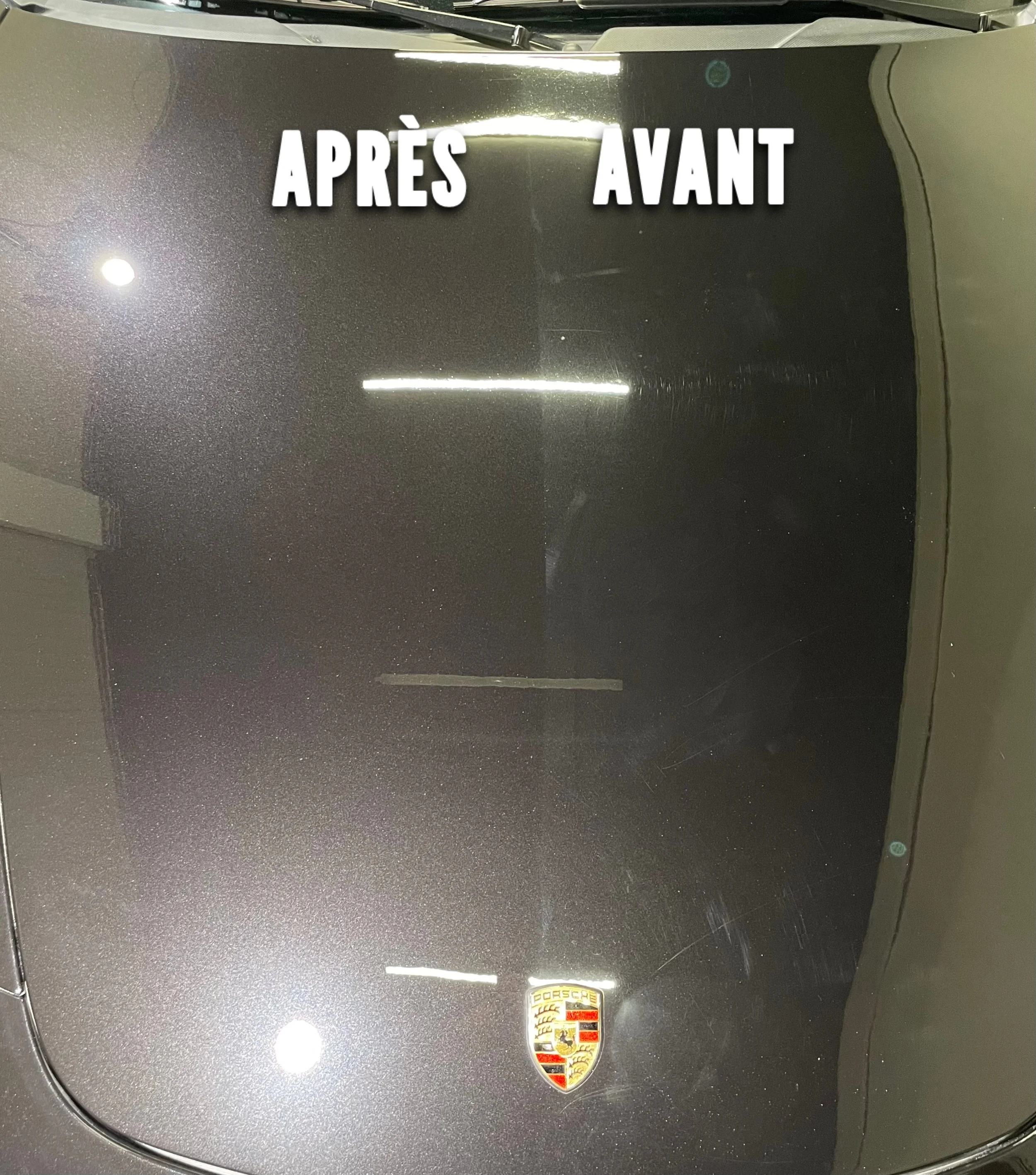 Comparaison entre la surface du capot d'une voiture avant et après nettoyage, avec le logo Porsche visible au centre