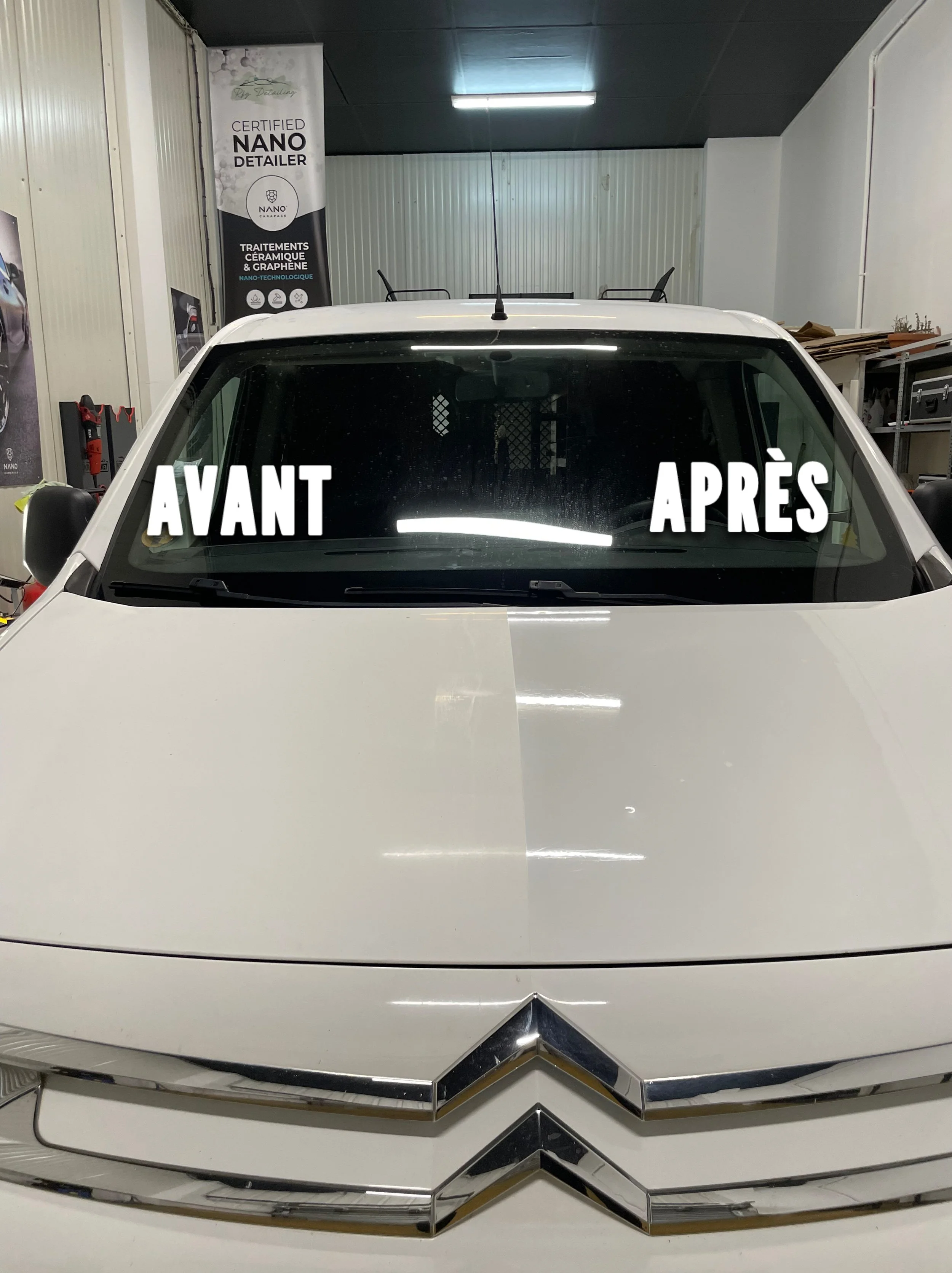 Vue frontale d'une voiture blanche dans un garage, avec une bannière indiquant qu'elle a été traitée avec la technologie Nano. La vitre de la voiture porte l'inscription 'AVANT' à gauche et 'APRÈS' à droite, séparées par l'axe central de la voiture.