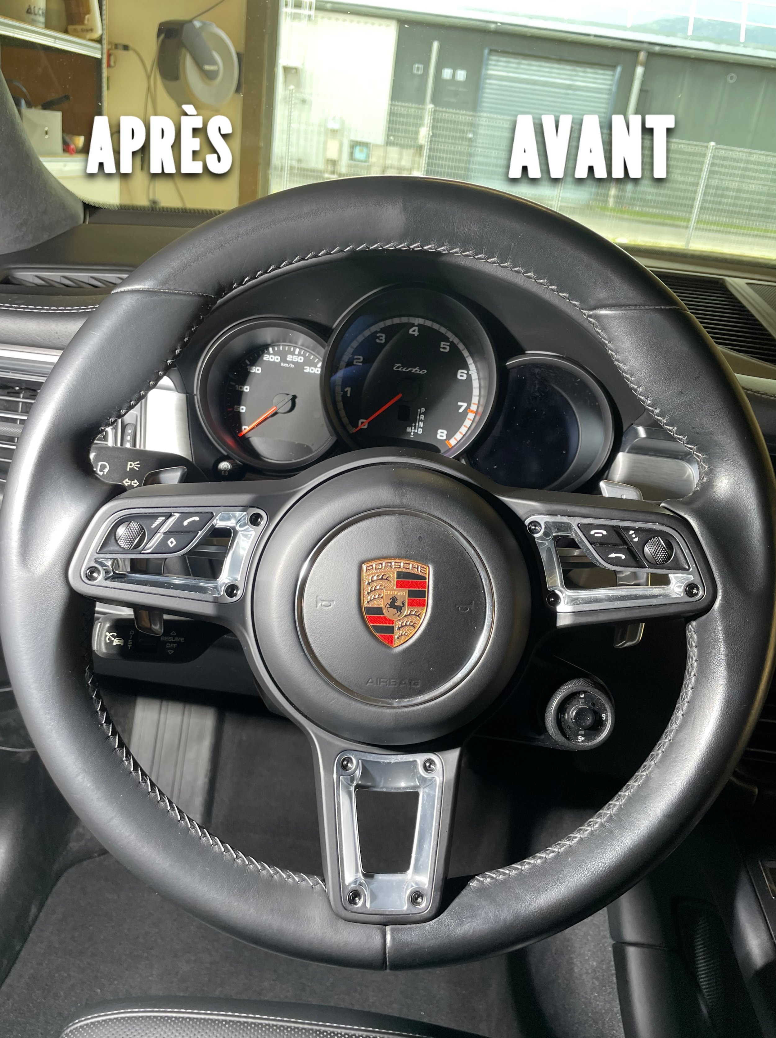 Tableau de bord d'une voiture Porsche avec une comparaison "avant" et "après" affichée en ligne au-dessus du volant.