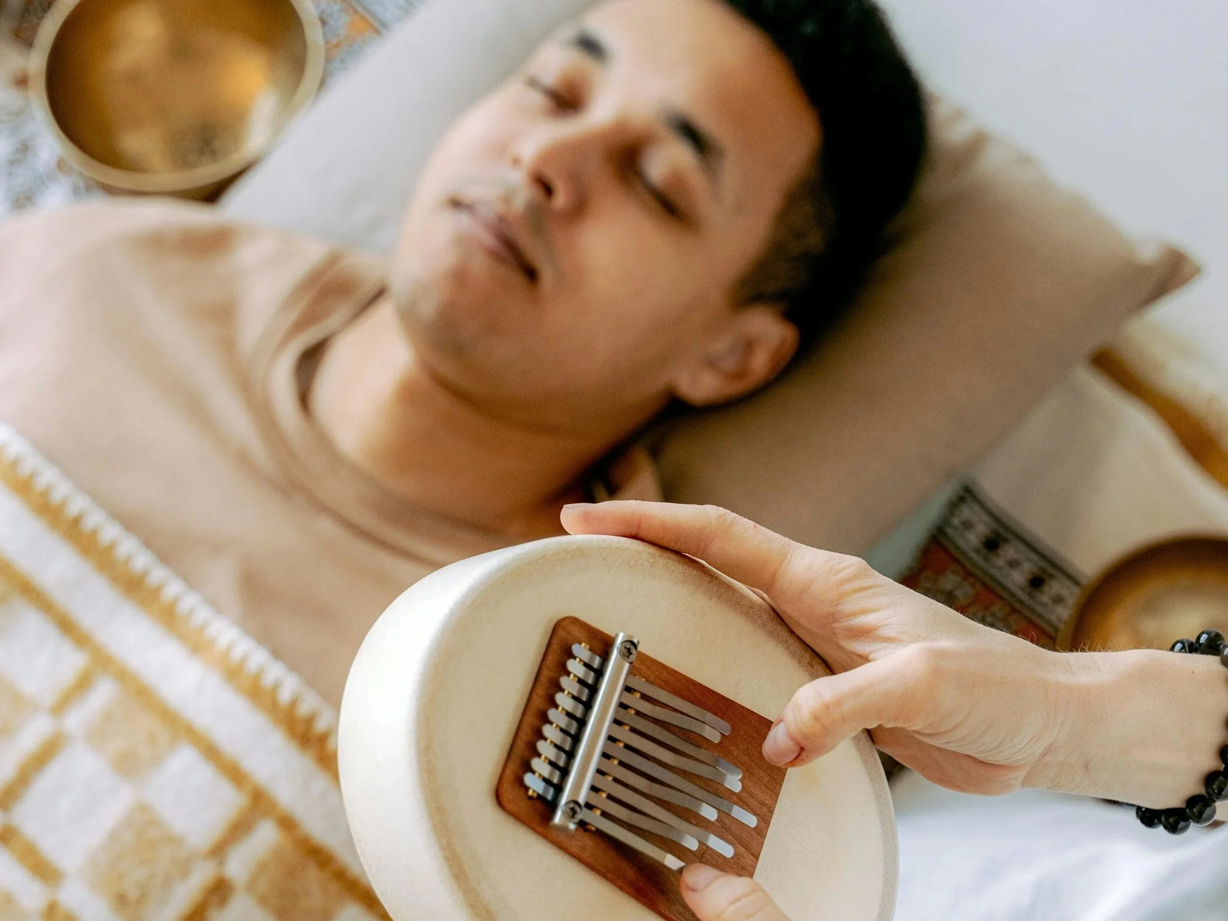 Why a Sound Bath is the Only Time Your Brain Finally Finds Stillness