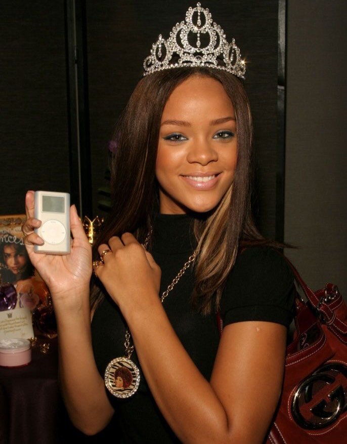 celebrated @badgalriri&rsquo;s birthday &amp; pisces season by going exceptionally hard last night 🕺🏾🇧🇧✨💕💘♓️ i LOVEEEE pisces, everybody get more pisces now