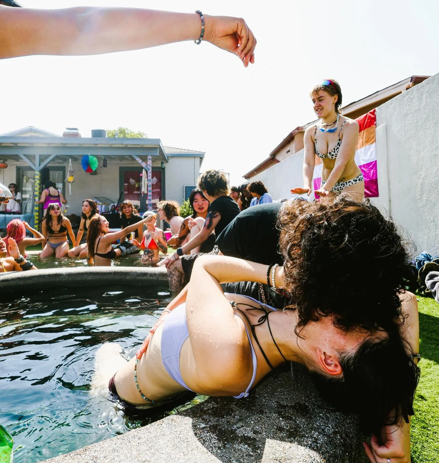 we&rsquo;re defrosting, lesbian pool parties are a must 

photos: @julesmonstera