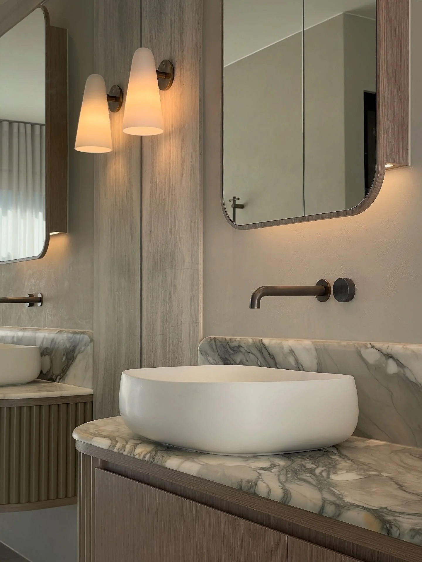 Classic elegance, spiced up with some contemporary style. Effortlessly beautiful.