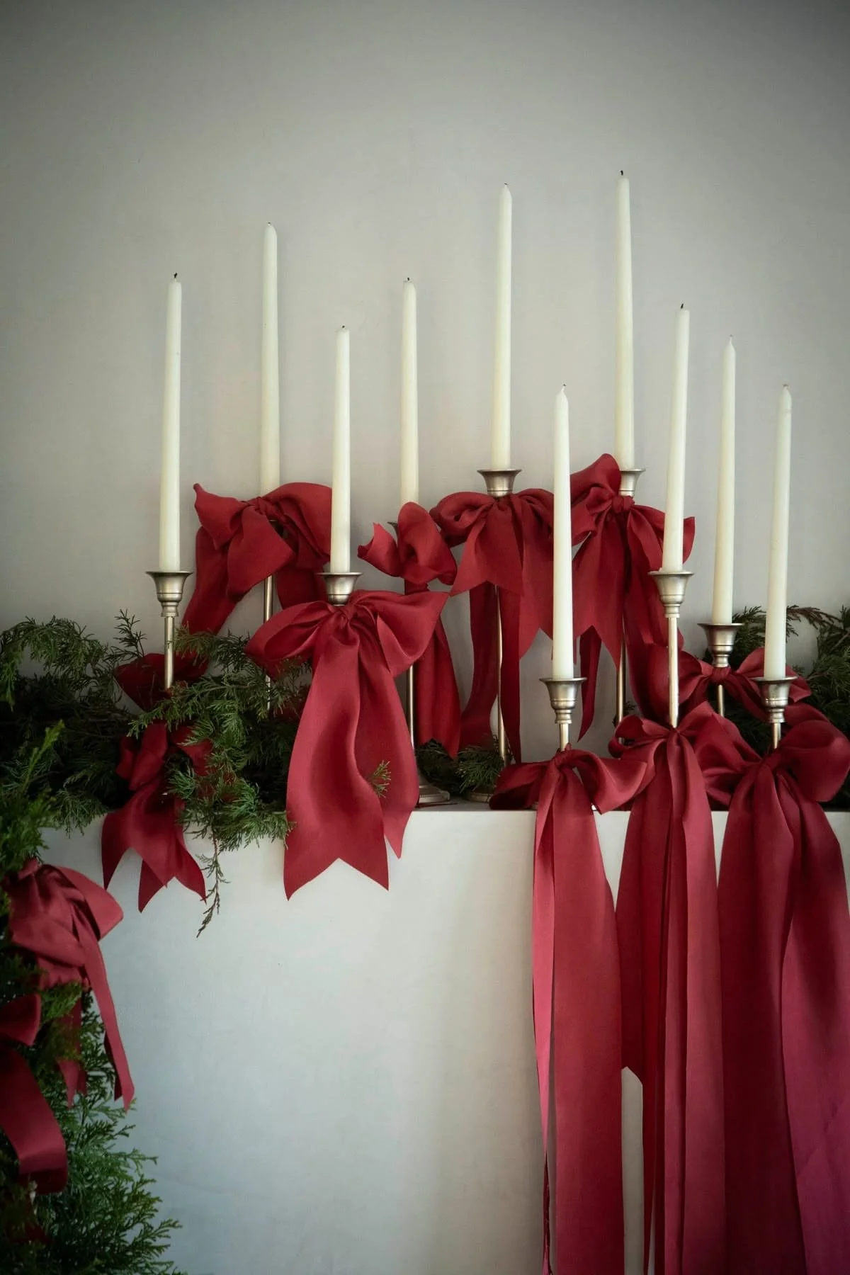 Juledekoration med stearinlys og grønt til firmajulefrokost.