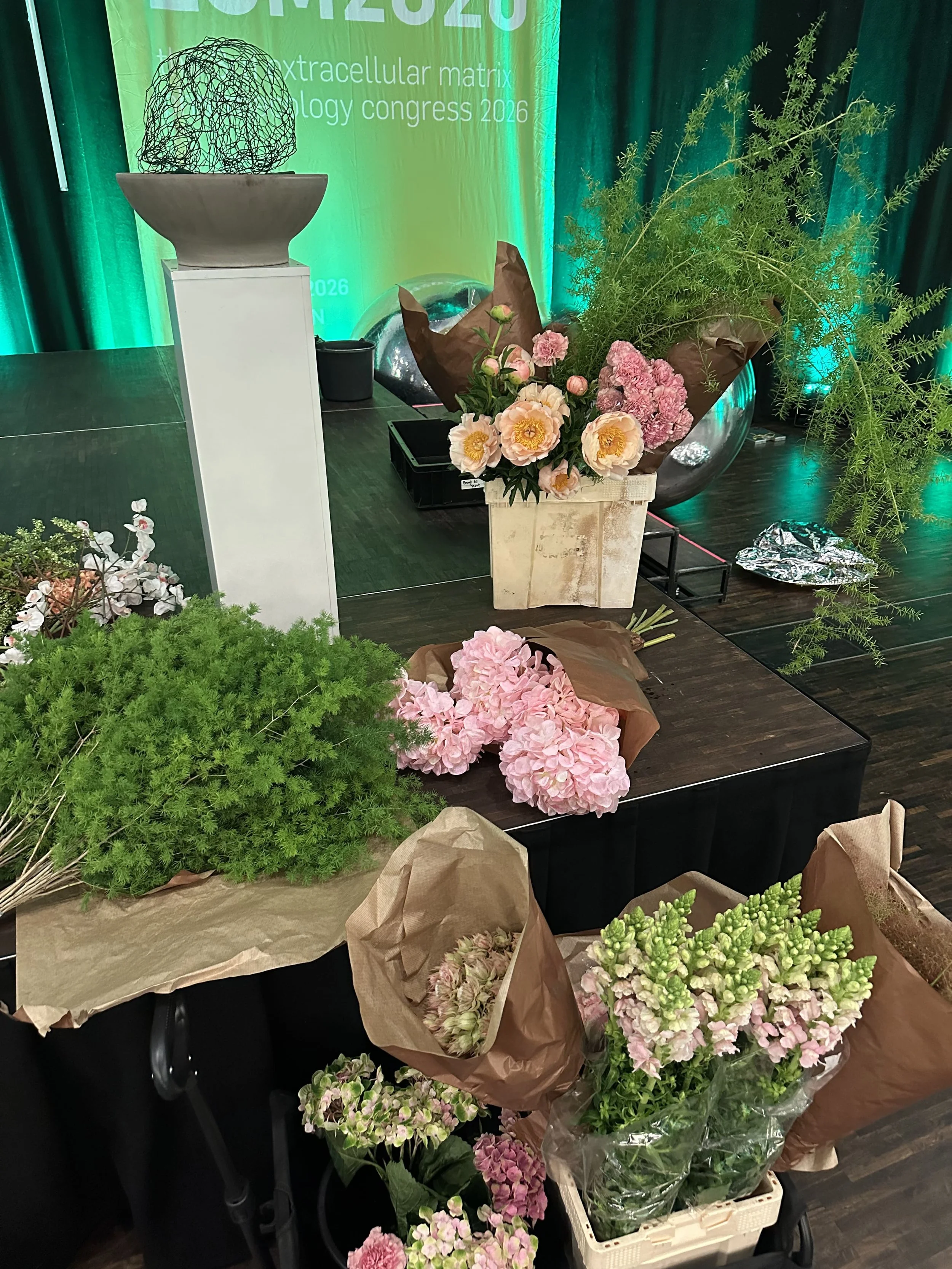 Pift-eventbureau-ECM2026-Congress-blomster-dekoration-mirror-ball.jpg