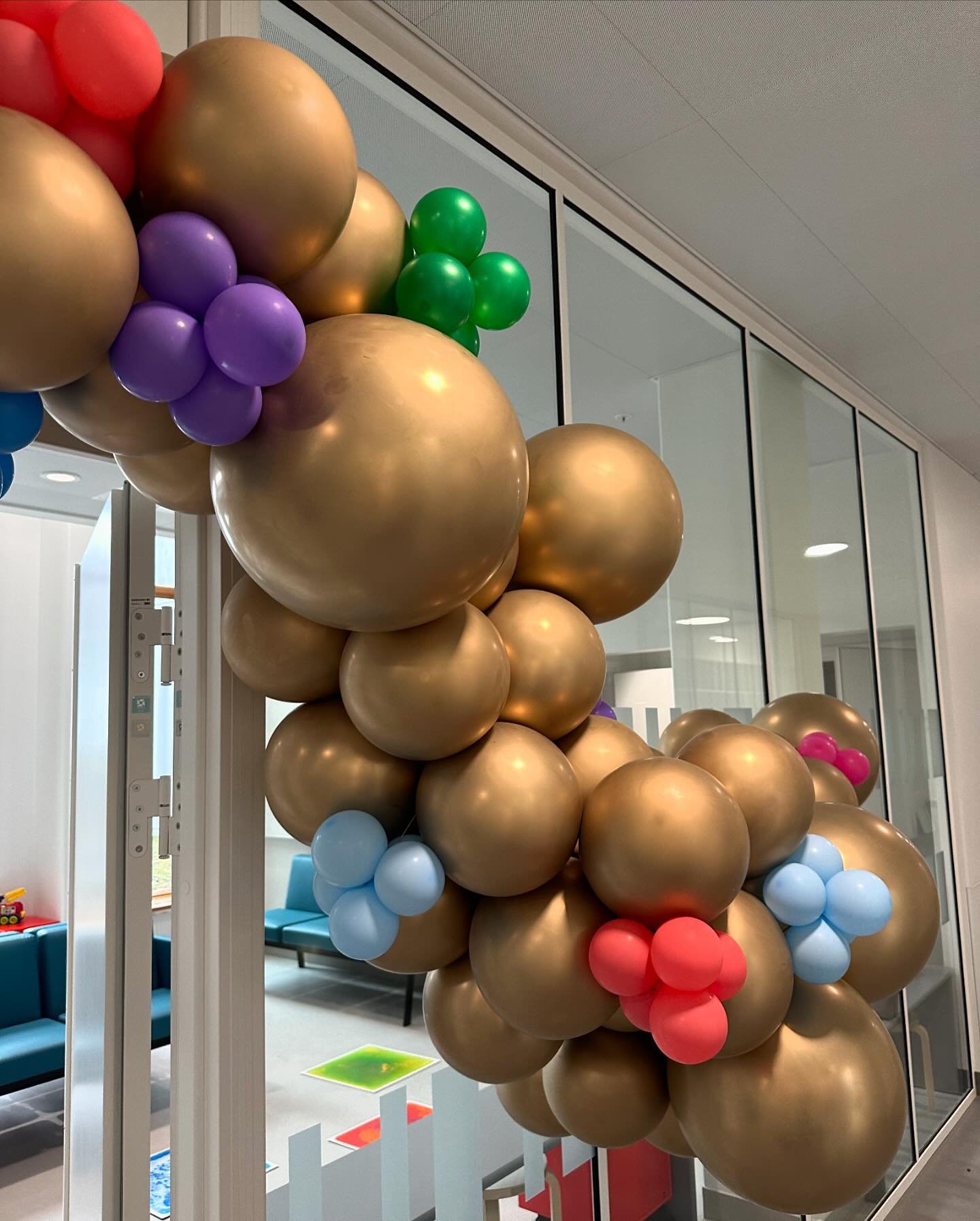 S&oslash;deste ballondekoration p&aring; @boerneunge_modtagelsen_hvh 🩷💙🧡💚 

Vi er stadig meget be&aelig;ret og stolte over, at f&aring; lov til at v&aelig;re en del af den store &aring;bningsdag og sprede gl&aelig;de blandt b&oslash;rn og voksne,