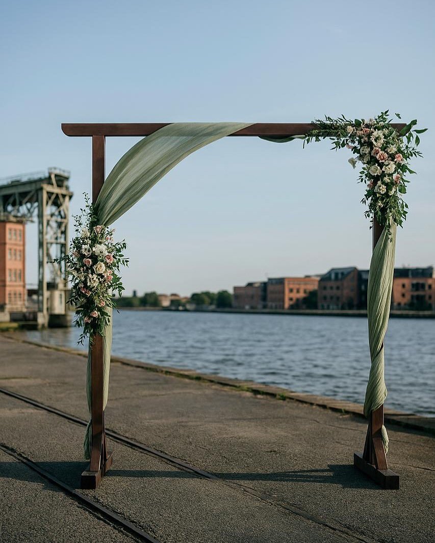 BRYLLUPSINPO &amp; TIPS PT. 6🕊️

Vi forts&aelig;tter bryllupssnakken &ndash; og i dag dykker vi ned i en af vores absolutte favoritter: vielsesbuen 💍✨

En wedding arch er meget mere end en flot dekoration &ndash; det er jeres scene, der indrammer d