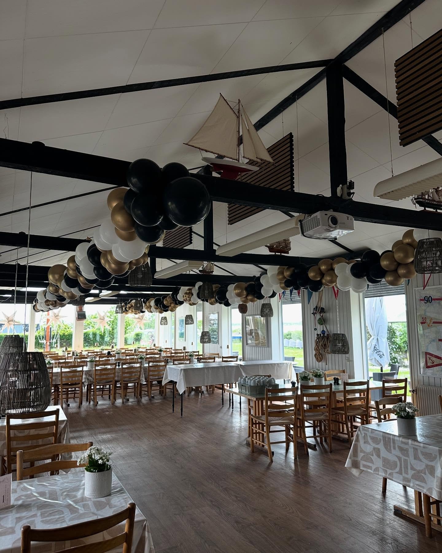 Ballonguirlande til konfirmation🖤 

En enkelt men elegant ballonguirlande gav et ekstra pift til en konfirmation hos Suset, Hvidovre Havn🎈

Skal du bruge balloner til din n&aelig;ste fest? Send os en besked eller en mail p&aring; Hello@thepift.dk, 