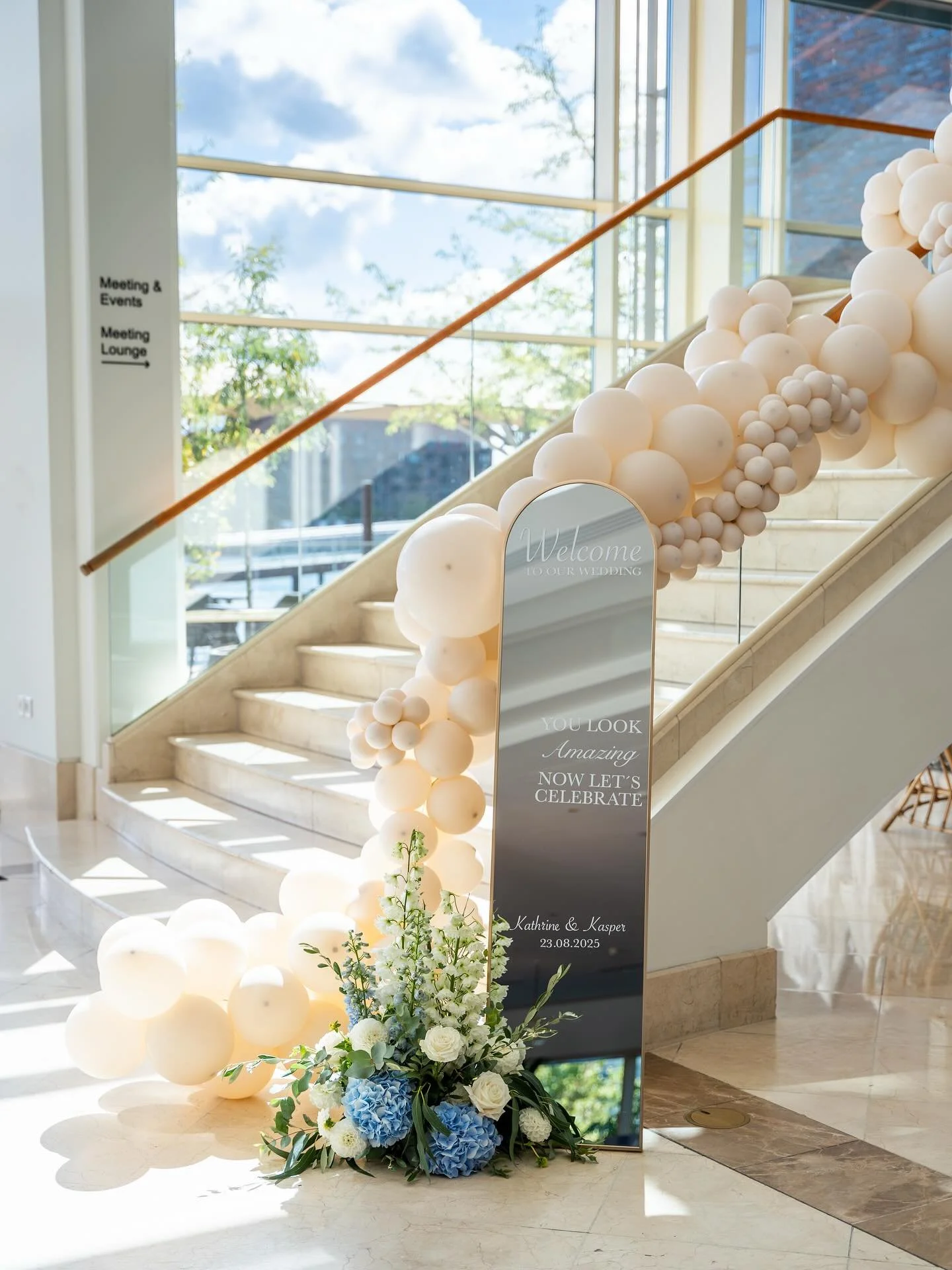 3 stop til dr&oslash;mmebrylluppet p&aring; @marriottcopenhagen 🩵💙🤍💍

G&aelig;sterne blev budt velkommen af at unikt velkomstskilt, der ogs&aring; fungerede som photooption og som selvf&oslash;lgelig matchede den r&oslash;de tr&aring;d med b&arin
