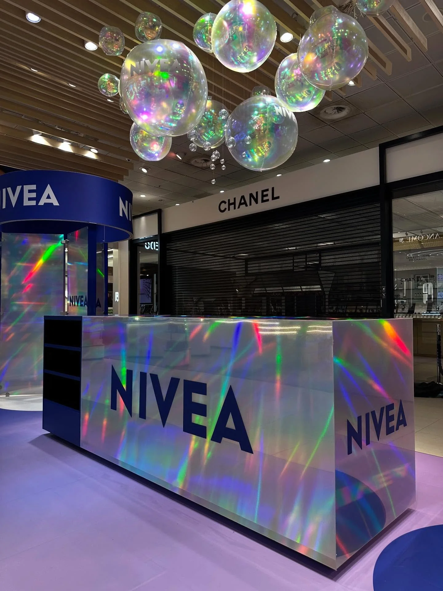 Iriserende styling for @nivea hos @ahlens Stockholm🫧

Vi har altid v&aelig;ret VILDE med alt hvad der er iriserende, s&aring; vi kunne selvf&oslash;lgelig ikke f&aring; armene ned, da vi skulle hj&aelig;lpe med at skabe en s&aelig;beboblende-lignede