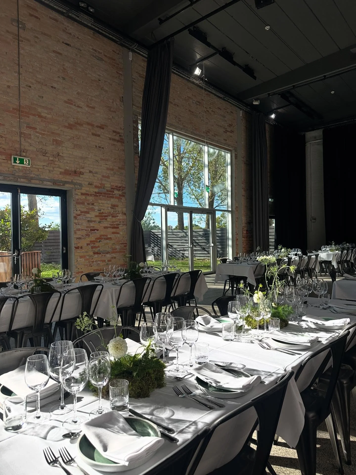 Vilde blomster p&aring; @theplantcph 🌾🌿

I fredags leverede vi 52 unikke centerpieces til The Plant, der skulle hoste Silvan&rsquo;s sensommerfest🪴 Et stort og smukt setup! 

Vi gl&aelig;der os til at vise jer close-up af blomsterne!

#pift #pifte