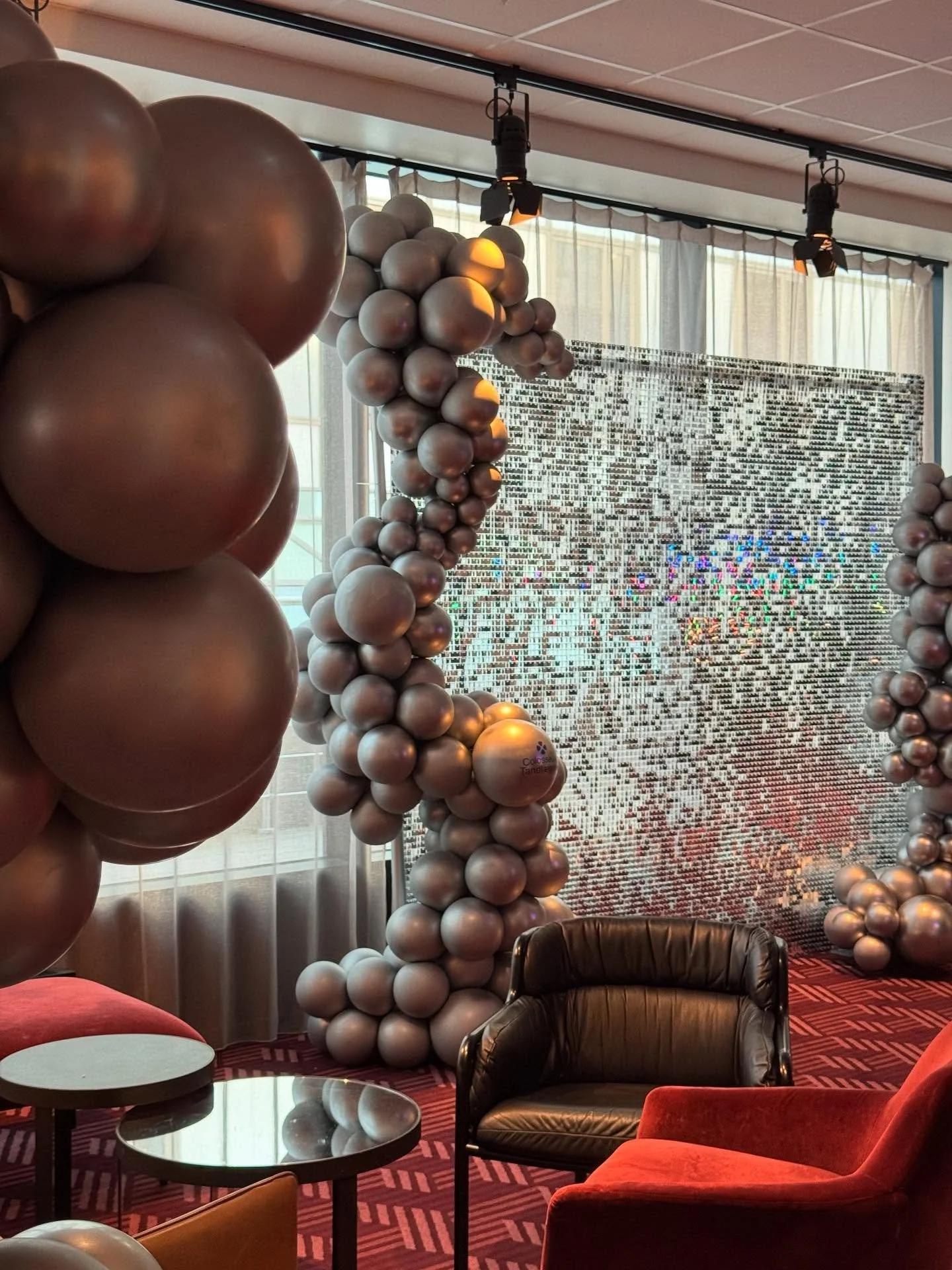 S&oslash;lv Shimmer backdrop🪩🪩🪩🪩 

En selfie-station er altid et hit til arrangementer, b&aring;de til private- og erhvervsevents! 

I sidste weekend diskede vi op med en stor s&oslash;lv shimmer backdrop, pyntet med organiske ballondekorationer 