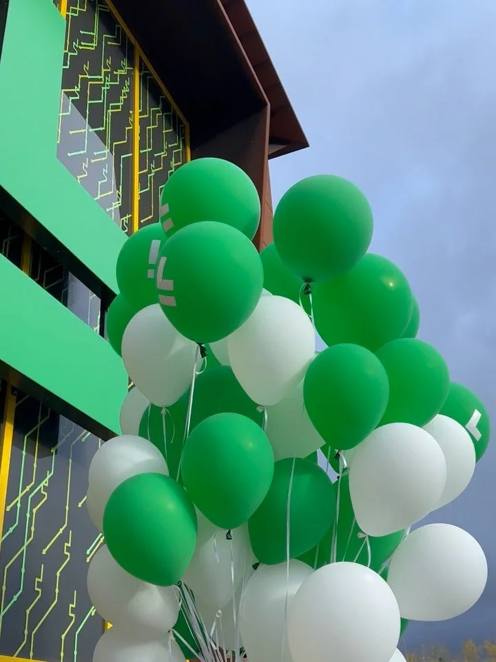 Close-ups fra Hovedstadens Letbane åbningsdag!💚💚💚 
I weekenden åbnede Letbanen med et brag - mange måneders planlægning kulminerede med eventstyling, musik, merchandise, balloner (både indendørs og udend&oslas
