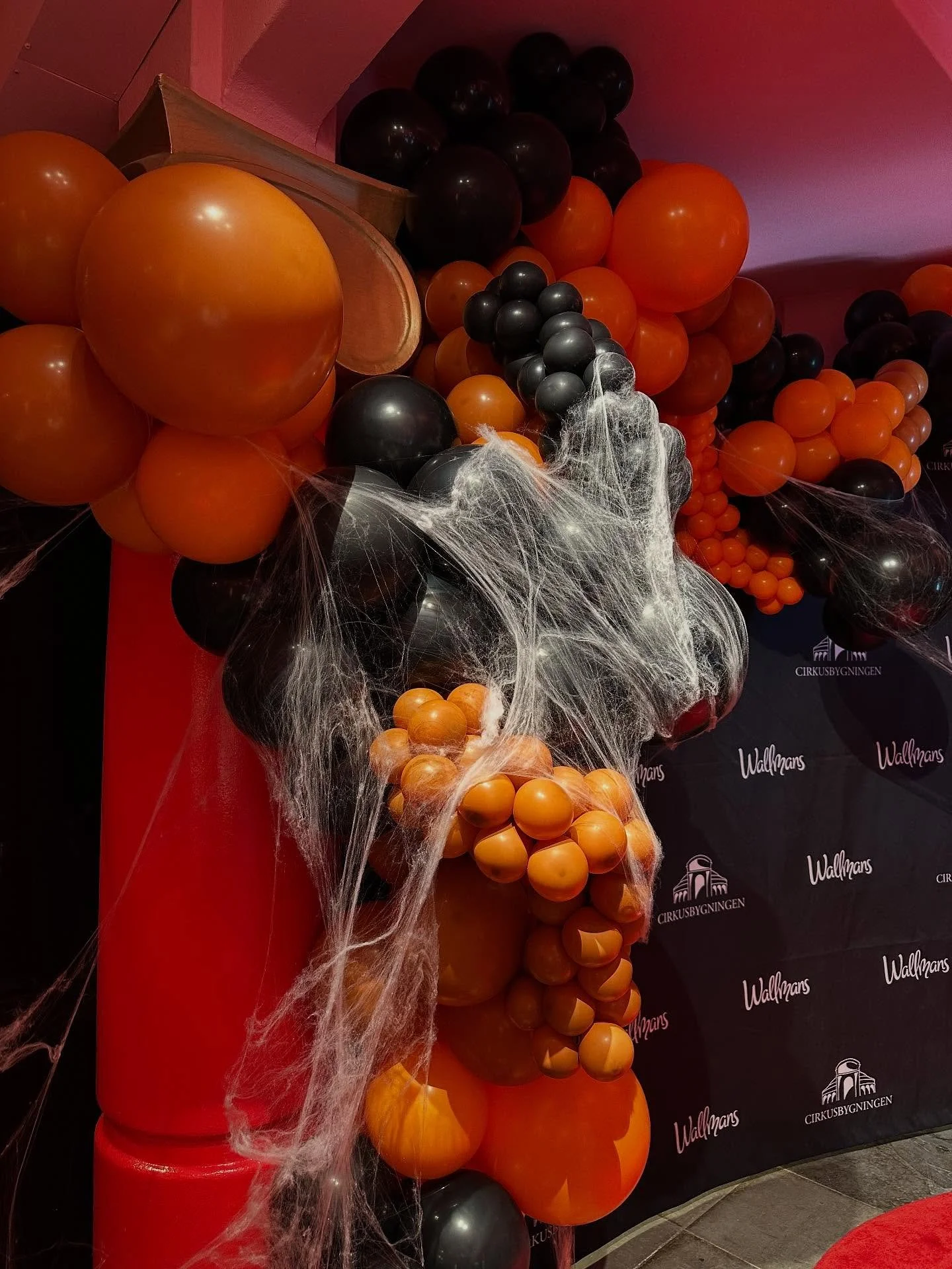 Organisk halloween-ballondekoration 🕸️🧡🖤 

Close-up af weekendens halloween-fotov&aelig;g hos Cirkusbygningen👻 En blanding af orange, sunset orange og sort, og s&aring; selvf&oslash;lgelig en pokkers masse edderkoppespind🕸️

#pift #detekstrapift