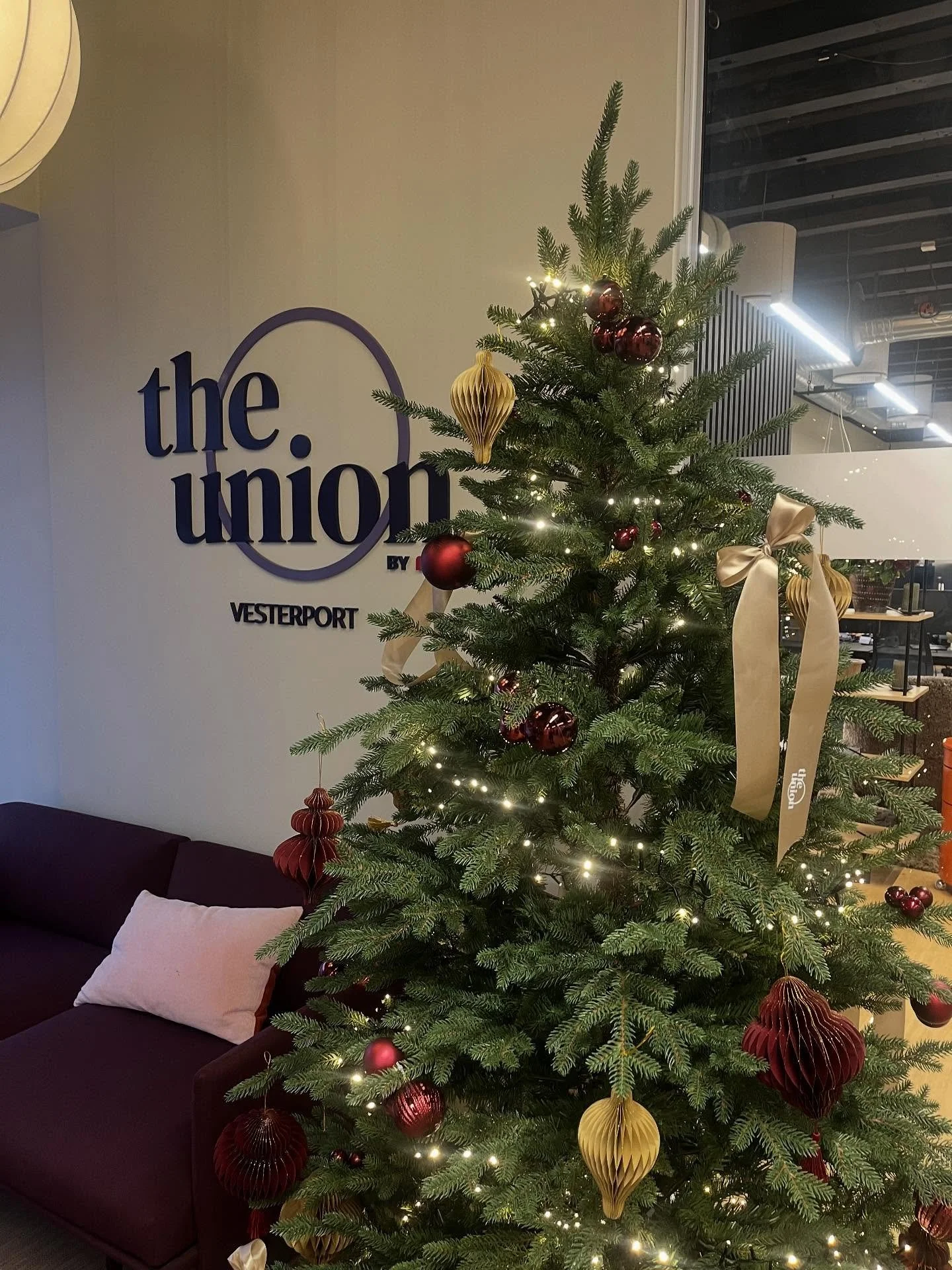 I fredags leverede vi smukke pyntede juletr&aelig;er til @theunion.dk&rsquo;s 12 lokationer rundt i Danmark🎄✨ 🎀

Tr&aelig;erne blev pyntet i en nordisk, enkel stil med m&oslash;rker&oslash;de elementer og silkesl&oslash;jfer - og som en ekstra lill