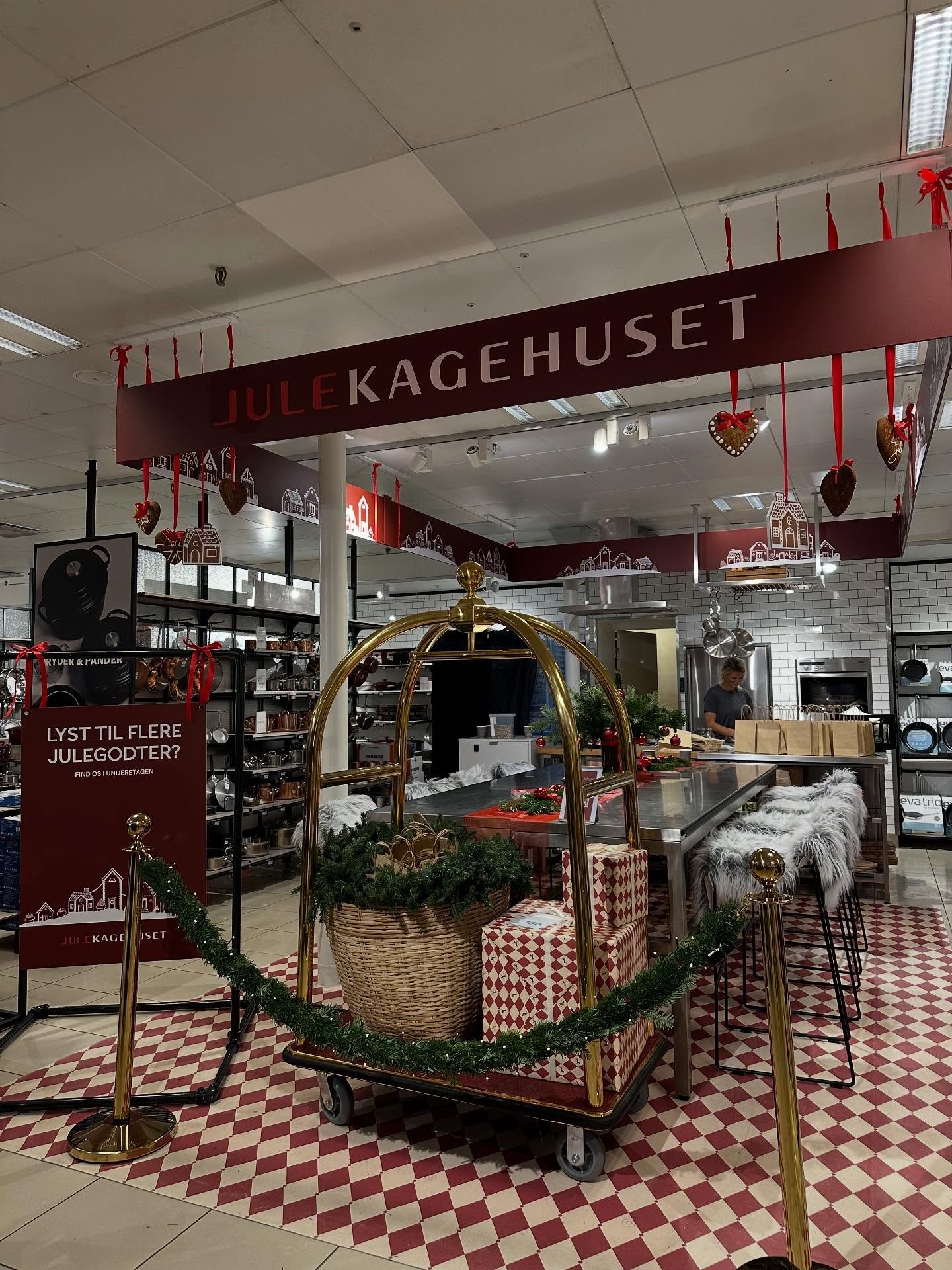 Julekagehuset med @lagkagehuset_official i @magasindunord 🌲❤️

I juletiden kan du som medlem af Magasin f&aring; gl&aelig;den af deres daglige julekalender, som er fyldt med overraskelser og masser af julegl&aelig;de🌲

De n&aelig;ste to s&oslash;nd