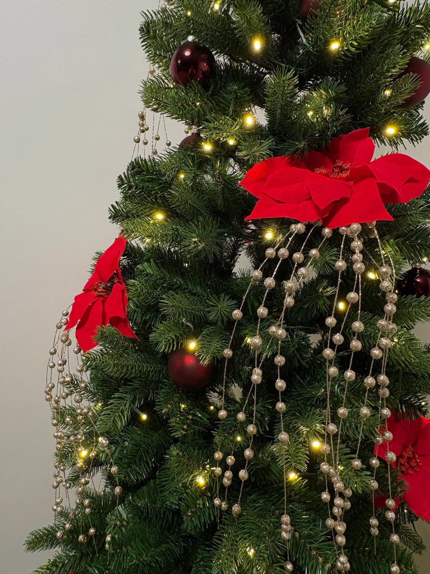 Mere jul hos Danske Shopping Centre🌲❤️✨ 

For os er dekorationer ikke bare pynt! Vi fors&oslash;ger altid at inkorporere menneskets sanser, s&aring; for at v&aelig;kke en eller flere f&oslash;lelser✨ 

Hos Danske Shopping Centre var der bl.a. duft a