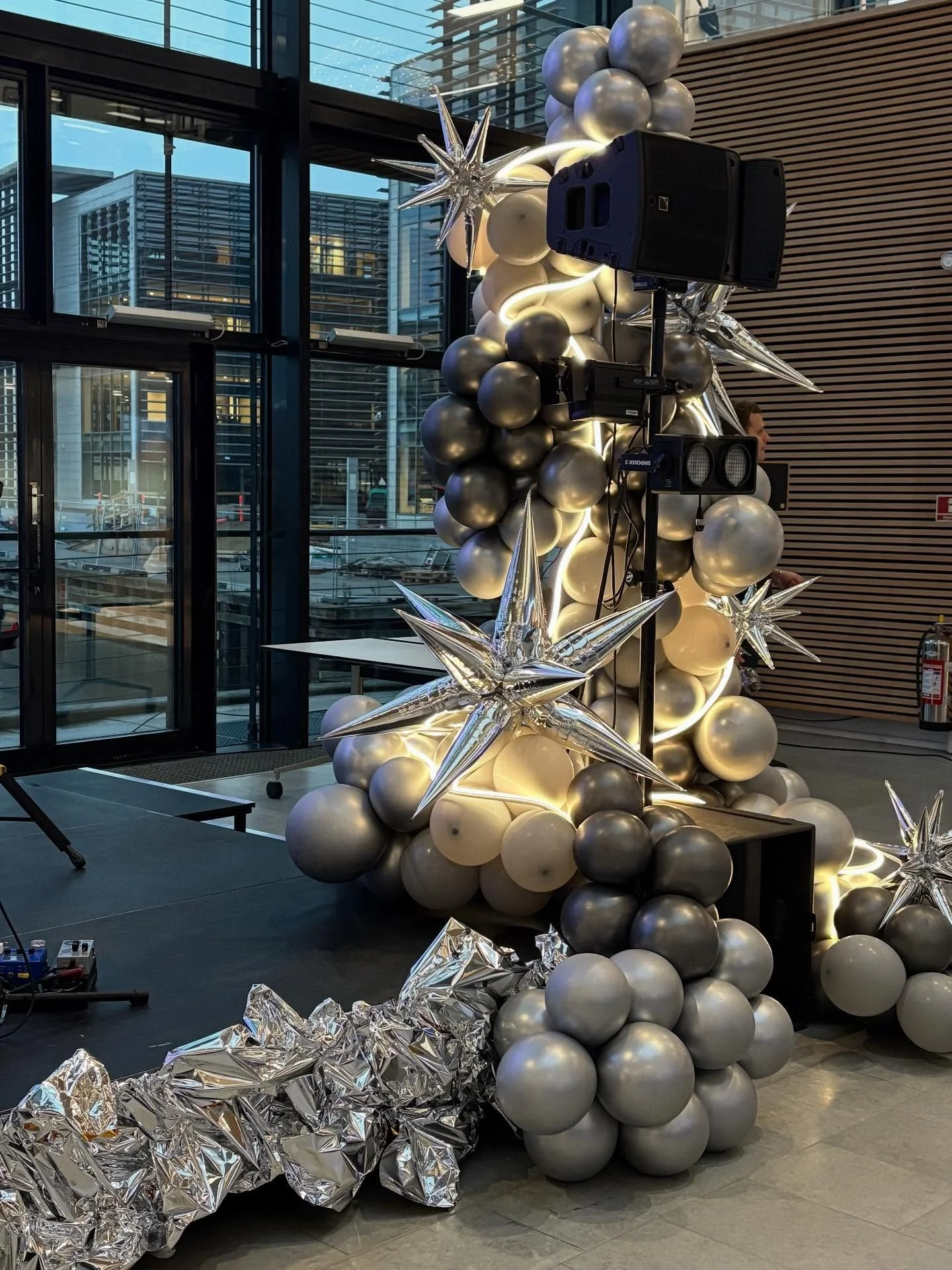 Spacy ballondekoration🛸

Vi har haft styrtende travlt i hele december, og vi har lavet de fedeste stylingopgaver! 

Hos Grant Thornton skabte vi, i samarbejde med @theplantcph , et unikt og funklende space-univers🪐🛸

P&aring; scenen udformede vi t