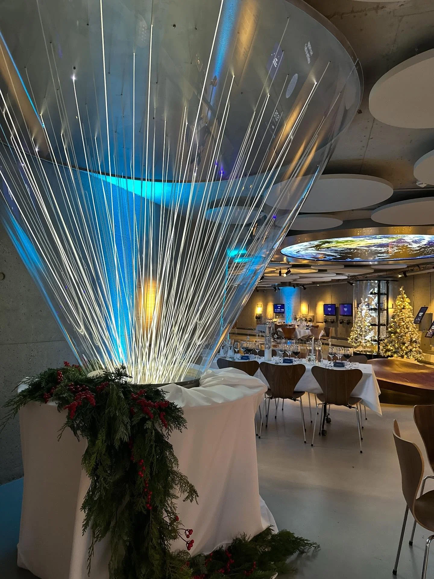 En eksklusiv julefrokost p&aring; @planetariumcph ❤️

I midten af december var vi forbi Planetarium og lave en sp&aelig;ndende eventstyling! Vi inkorporerede deres egne, vilde installationer og brugte dem som en del af dekorationen, for at skabe samm