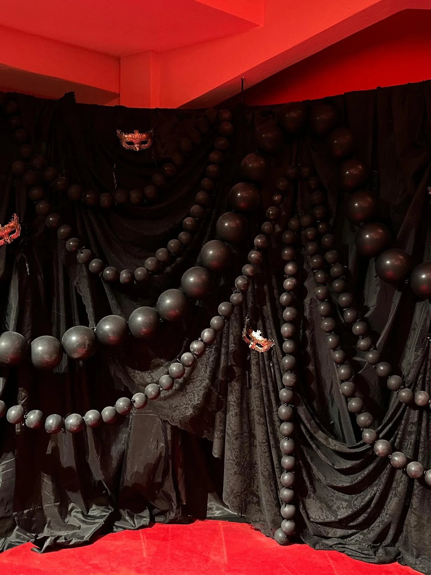 Et kig tilbage p&aring; @paradisedk snigpremierer i @cirkusbygningencph 🖤🔥 

I december var vi endnu engang forbi Cirkusbygningen og style deres lokaler til snigpremieren p&aring; Paradise Hotel s&aelig;son 22!

Et fyldt med mystik, blonder, fjer o