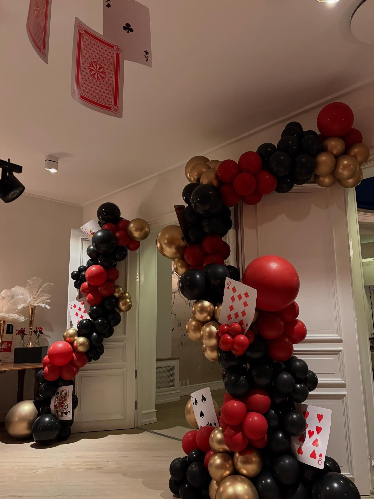 Casino party p&aring; @nimbcopenhagen 🎰❤️🌹

For et par weekender siden, forvandlede vi Nimb&rsquo;s ellers velkendte smukke lokaler til et unikt, eksklusivt kobberbryllup med casino-party som tema🎰🕊️

En styling med organiske ballondekorationer d