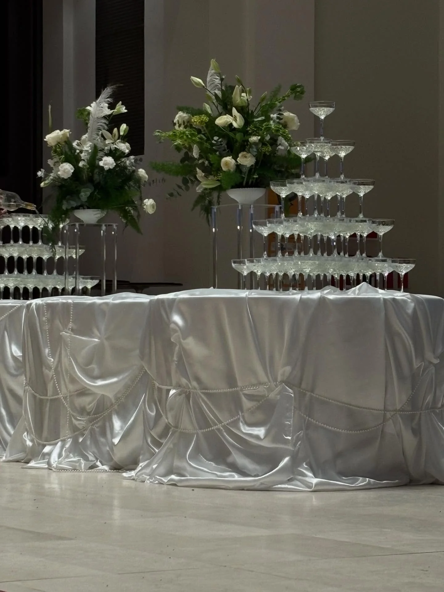 Tid til &oslash;sters og champagne🦪🥂🤍 

P&aring; @smkmuseum b&oslash;d vi g&aelig;sterne velkommen med et glas champagne fra et champagnet&aring;rn og &oslash;sters fra en eksklusiv &oslash;stersbar - med silkebl&oslash;dt stof, smukke blomsterdek