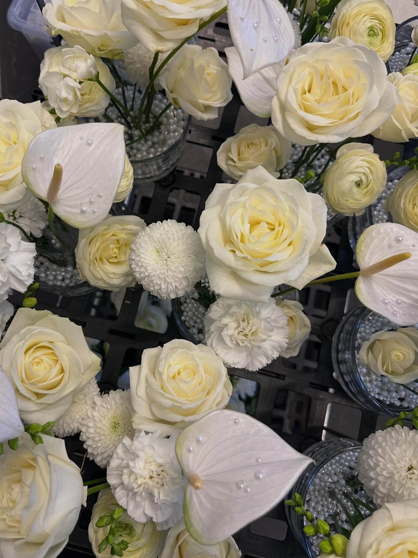 De smukkeste blomster🤍

Lidt close-up af blomsterdekorationerne til 1920&rsquo;er festen p&aring; @smkmuseum ✨ 
Hvide, elegante blomster med masser af perler til b&aring;de bordene og &oslash;stersbaren🤍

#pift #pifteventbureau #detekstrapift #even