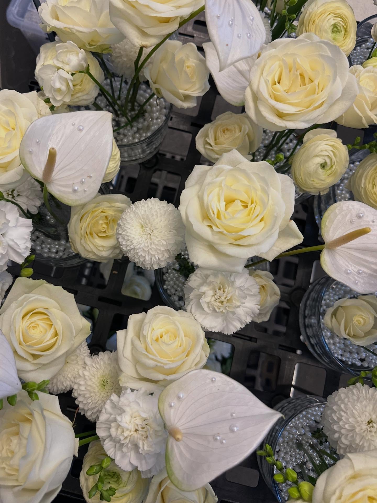 De smukkeste blomster🤍

Lidt close-up af blomsterdekorationerne til 1920&rsquo;er festen p&aring; @smkmuseum ✨ 
Hvide, elegante blomster med masser af perler til b&aring;de bordene og &oslash;stersbaren🤍

#pift #pifteventbureau #detekstrapift #even