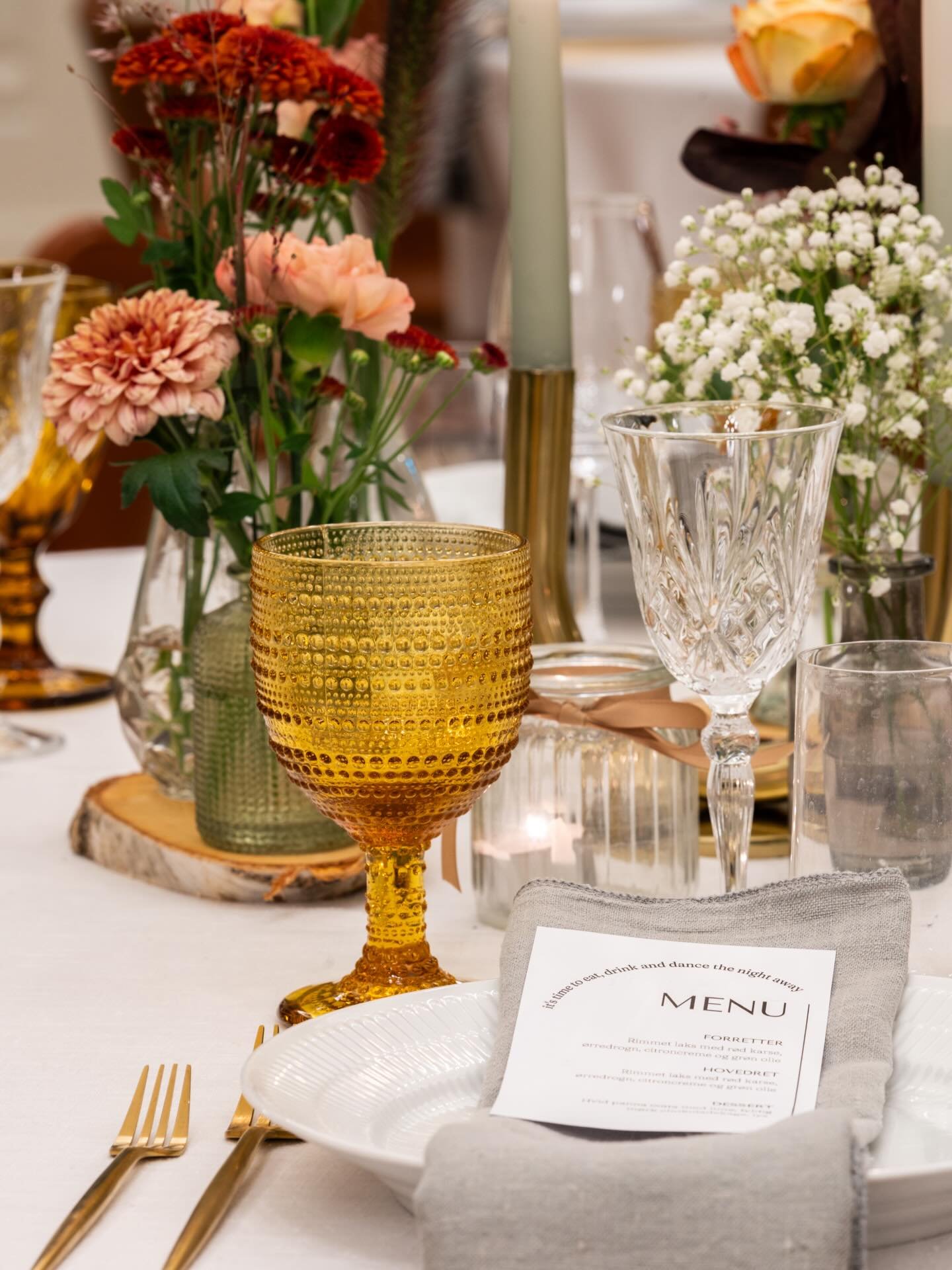 Den helt rigtige farvekombination🤎 

Vi ved at der er uendelige muligheder for farver og stil, n&aring;r temaet og udtrykket for jeres fest skal fastl&aelig;gges - og vi forst&aring;r at den process kan v&aelig;re uoverskuelig at navigerer i. 

Hos 