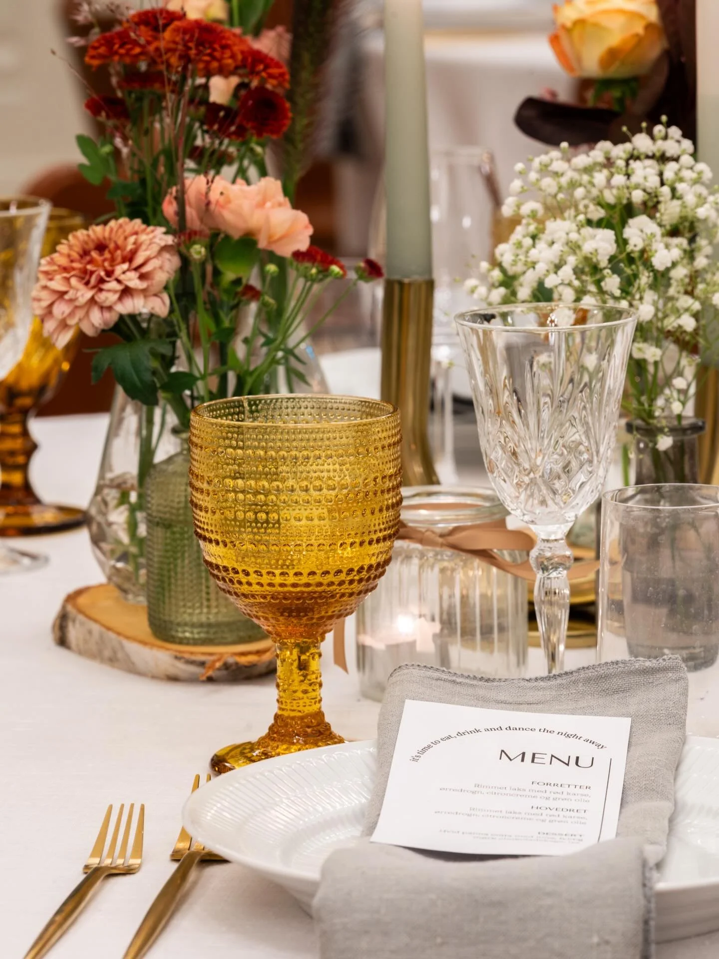 Den helt rigtige farvekombination🤎 

Vi ved at der er uendelige muligheder for farver og stil, n&aring;r temaet og udtrykket for jeres fest skal fastl&aelig;gges - og vi forst&aring;r at den process kan v&aelig;re uoverskuelig at navigerer i. 

Hos 