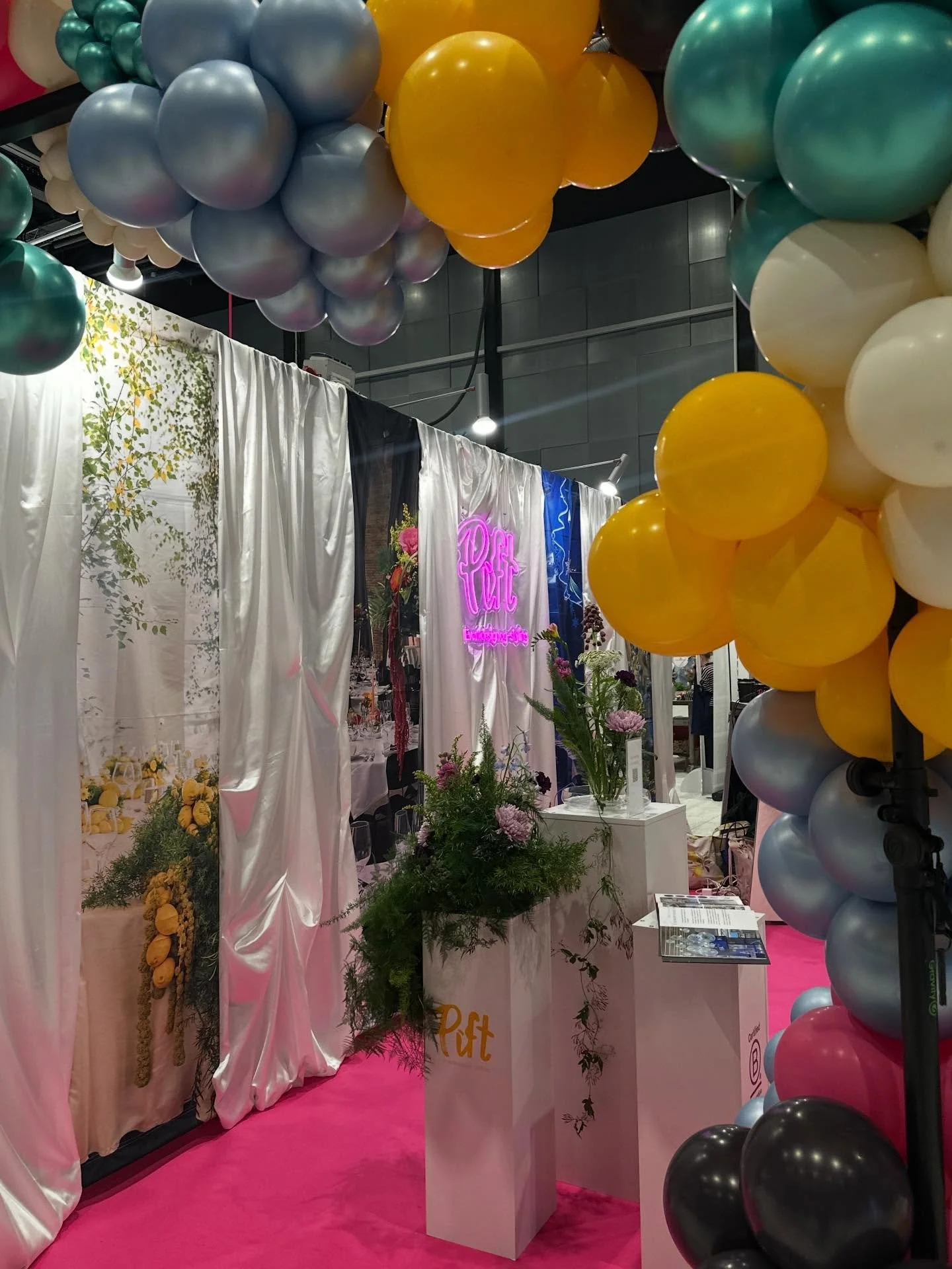 Lidt flere billeder af vores messestand til @optimeet 💘

- med knald p&aring; farverne og wow-effekt, pr&aelig;cis som vi kan lide det!🥳 

#pift #detekstrapift #pifteventbureau #pifteventdesign #optimeetmessen