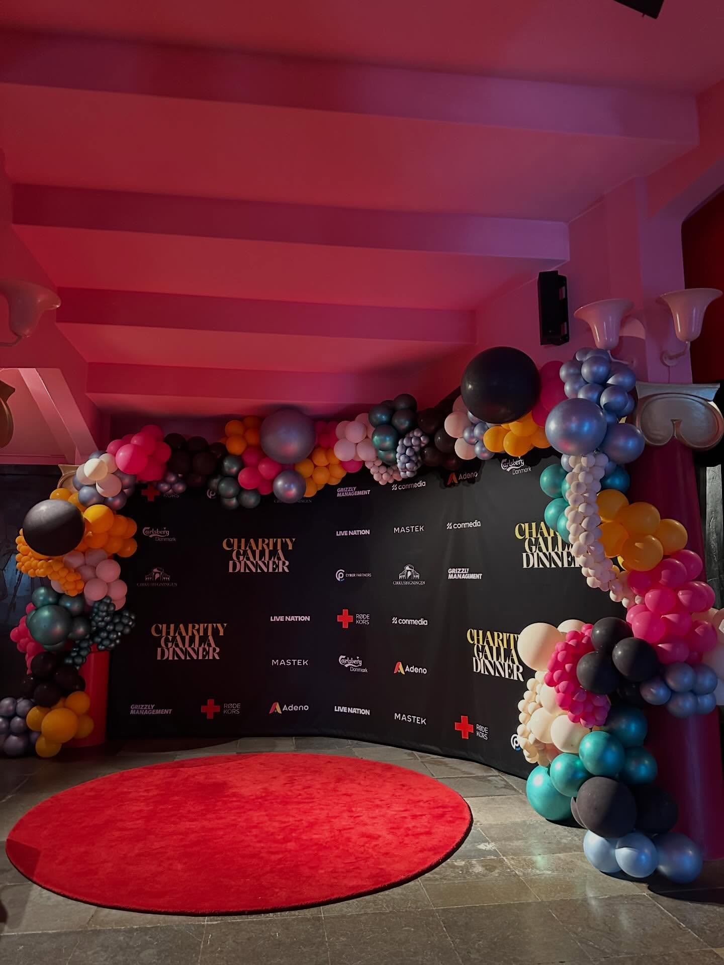 @rodekorsdk Charity Galla Dinner i @cirkusbygningencph ❤️ 

Ig&aring;r var vi til en fuldst&aelig;ndig fantastisk Charity dinner, hvor der b&aring;de var god mad, sjov underholdning og forrygende musik, og samtidig blev samlet ind til udsatte b&oslas