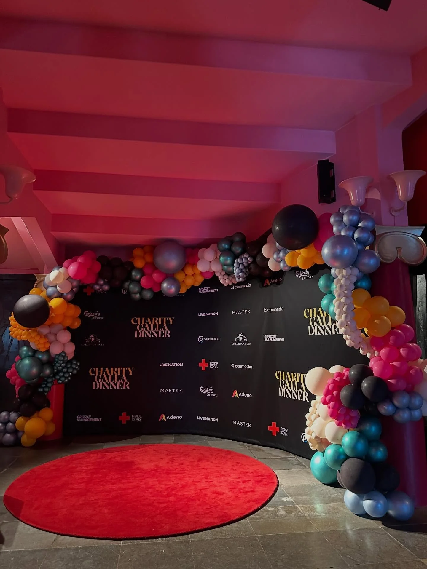 @rodekorsdk Charity Galla Dinner i @cirkusbygningencph ❤️ 

Ig&aring;r var vi til en fuldst&aelig;ndig fantastisk Charity dinner, hvor der b&aring;de var god mad, sjov underholdning og forrygende musik, og samtidig blev samlet ind til udsatte b&oslas