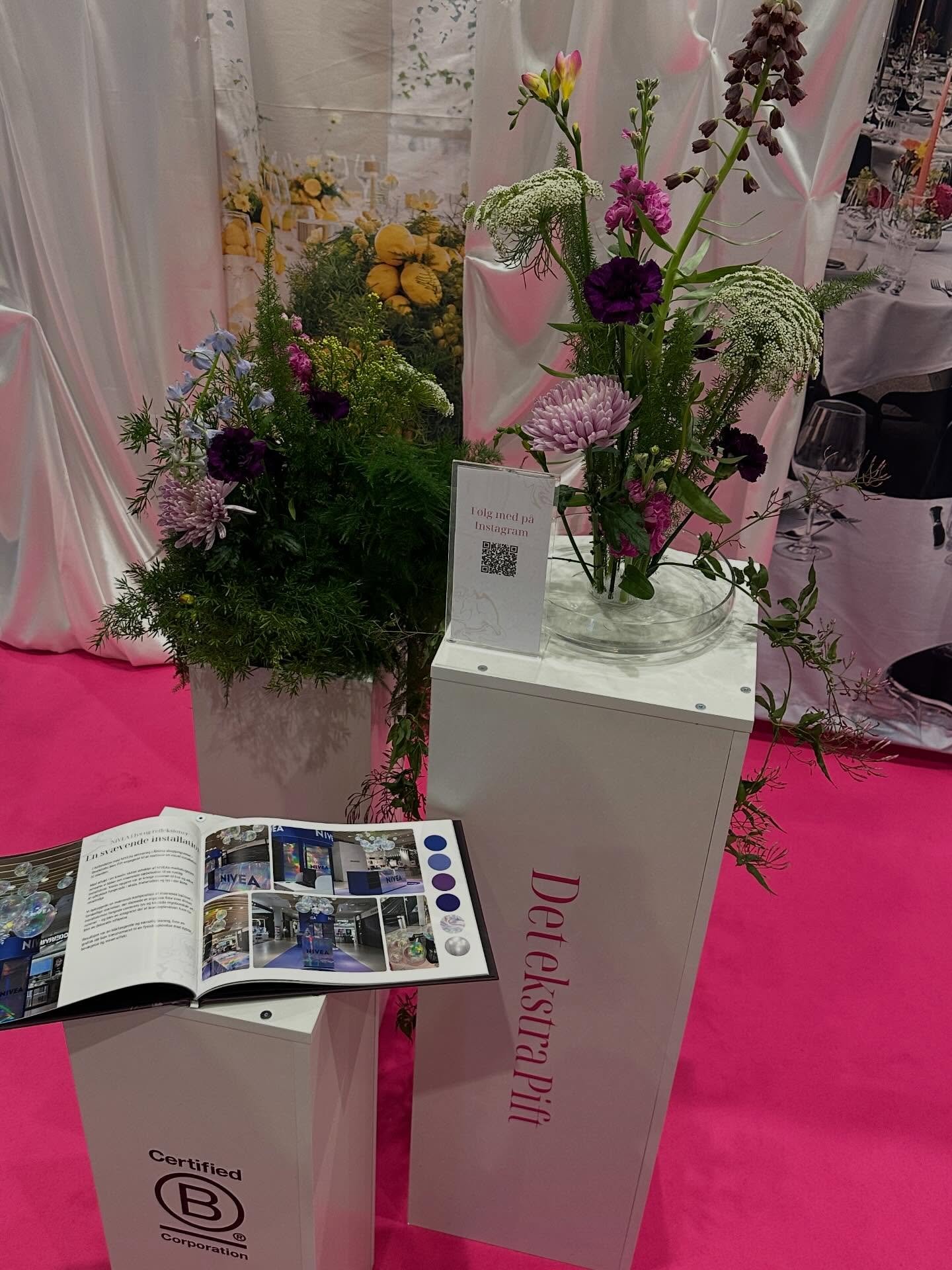 En samling af flere detaljer fra vores messestand p&aring; @optimeet 🩷 

Vi legede med virkelig mange forskellige materialer - b&aring;de balloner, blomster, stof og neonlys✨ Og vi syntes selv at vores stand gav et helt perfekt indblik i, hvem vi er