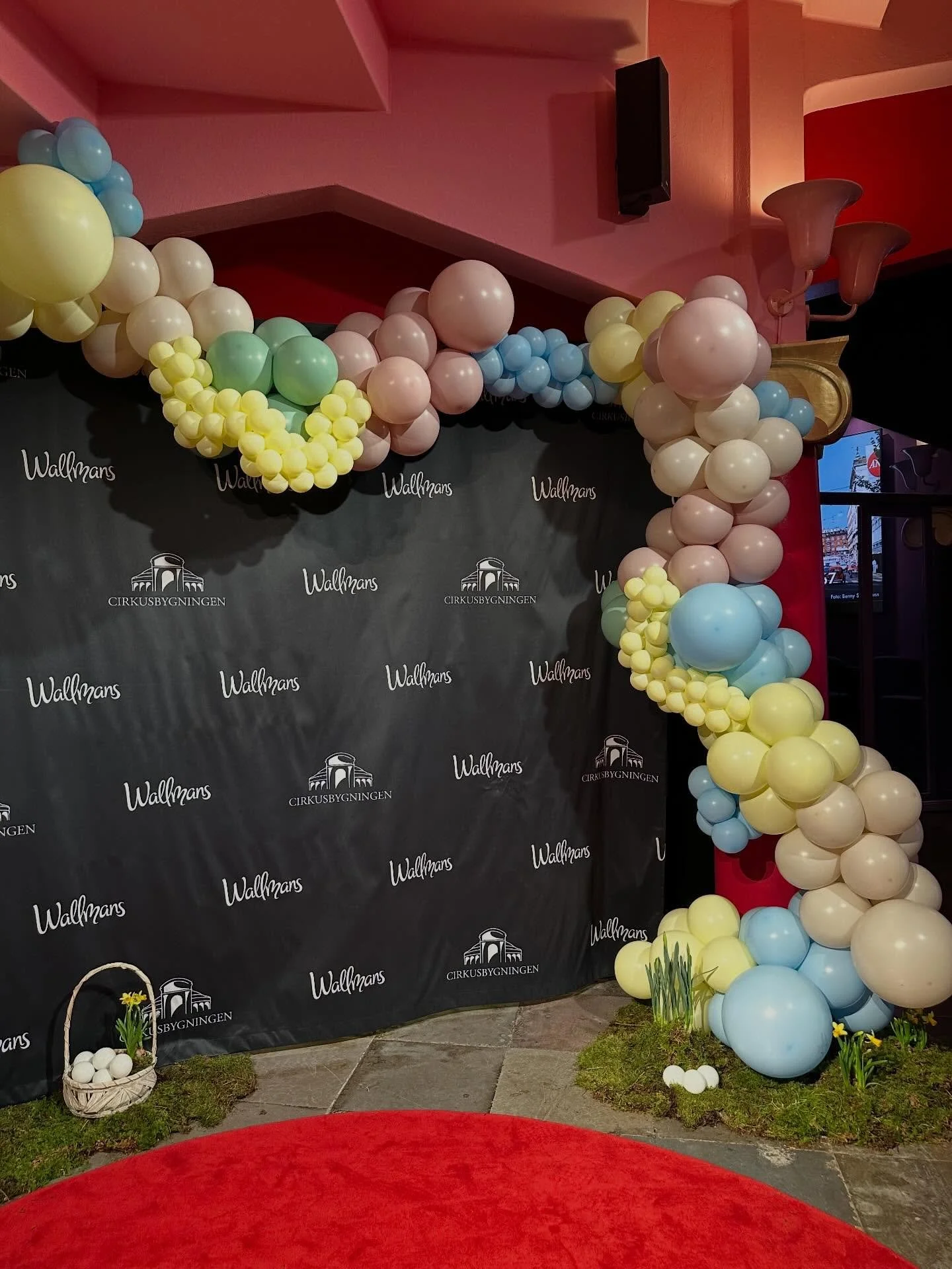 P&aring;skeballoner i @cirkusbygningencph 🐥

I onsdags var vi igen forbi vores yndlings @cirkusbygningencph og lave en &aelig;gte p&aring;ske-installation! 

En organisk ballondekoration i p&aring;ske-farver, der vokser p&aring; en mosbund med p&ari